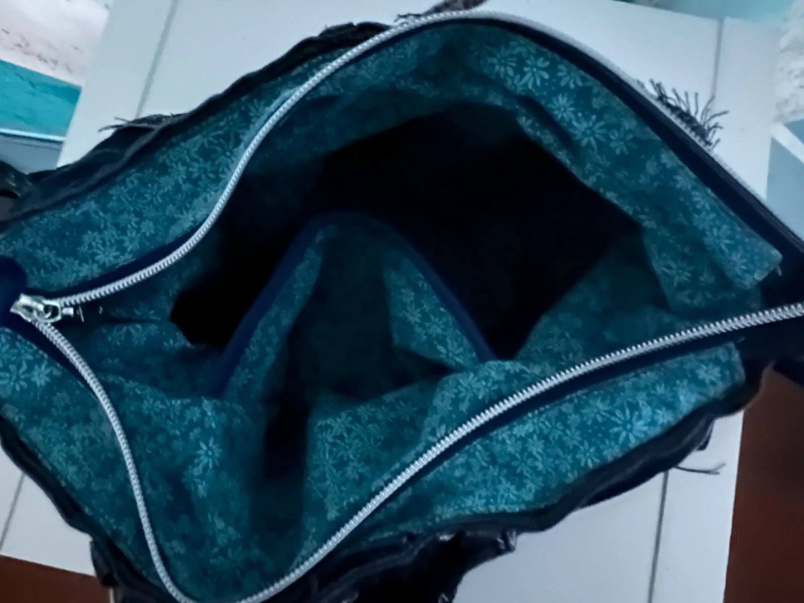 Umhängetasche aus dunkelblauer Jeans mit Seidenkrawatte in blau als Taschengurt – Bild 4