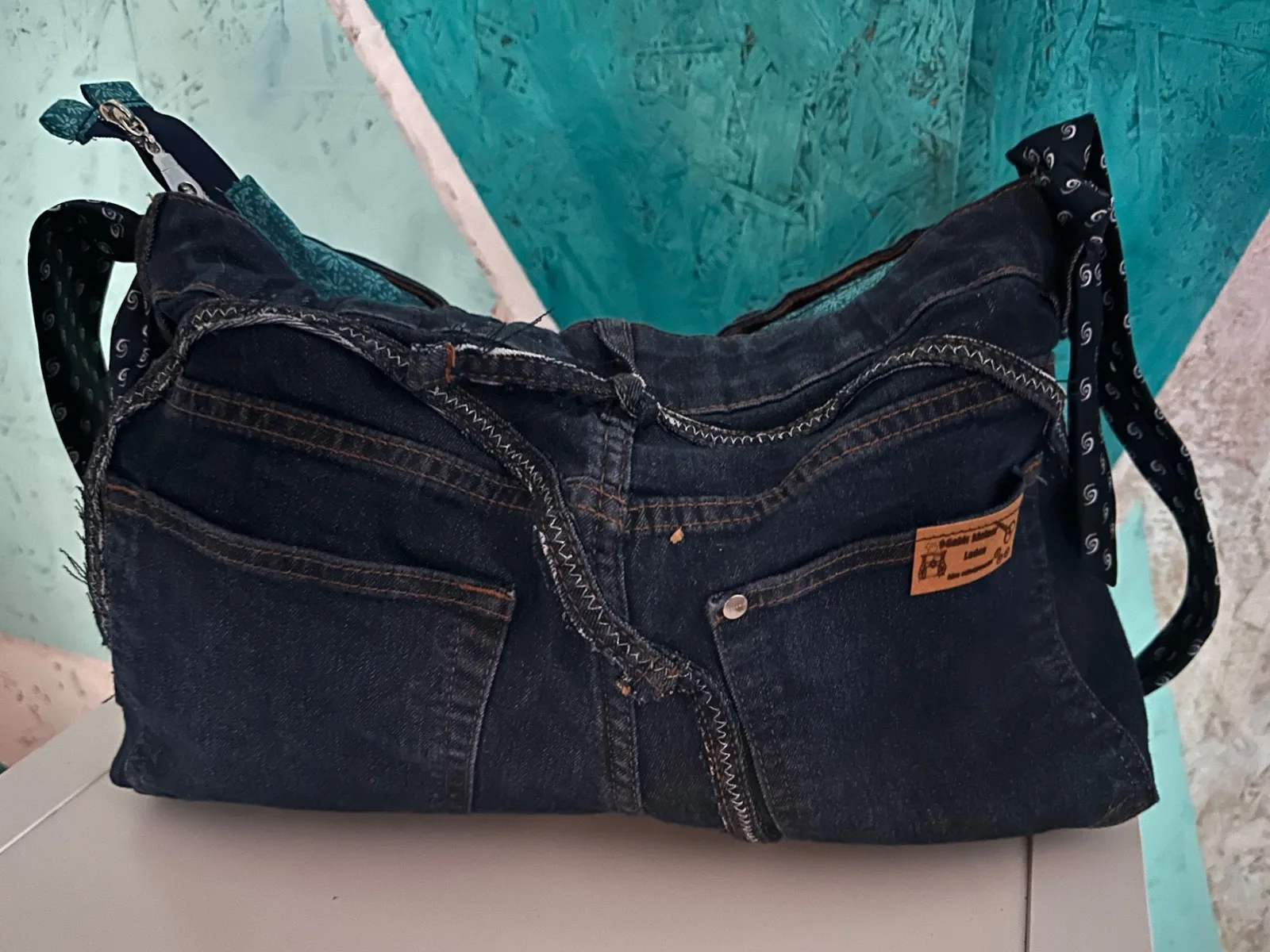 Umhängetasche aus dunkelblauer Jeans mit Seidenkrawatte in blau als Taschengurt – Bild 2
