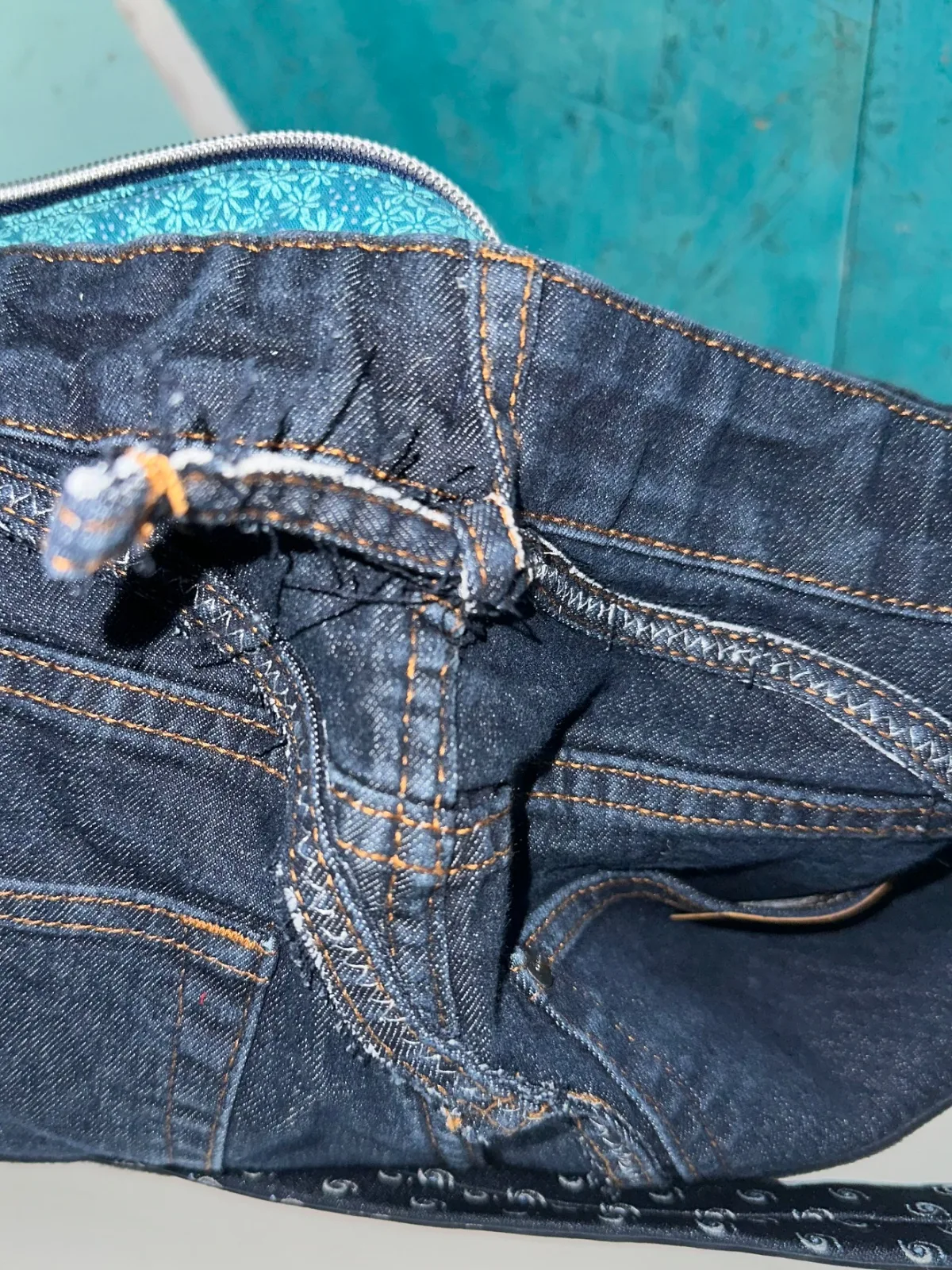 Umhängetasche aus dunkelblauer Jeans mit Seidenkrawatte in blau als Taschengurt – Bild 6