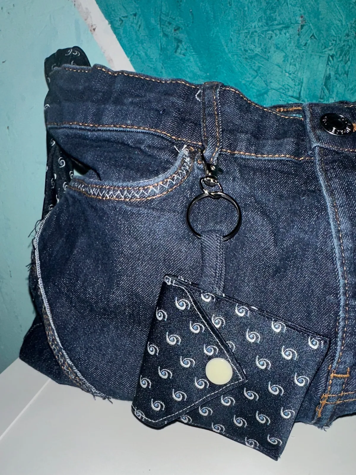 Umhängetasche aus dunkelblauer Jeans mit Seidenkrawatte in blau als Taschengurt – Bild 5