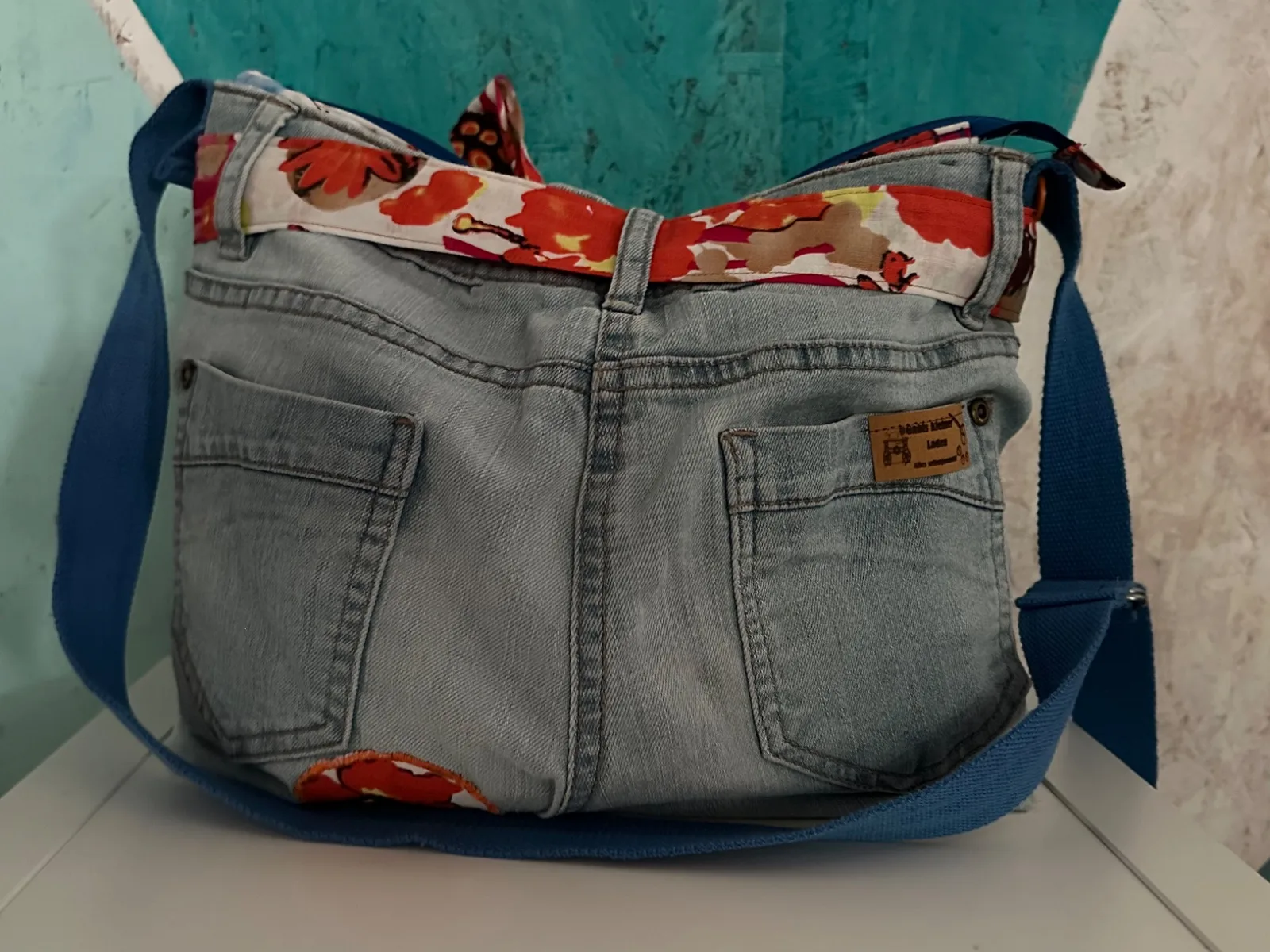 Umhängetasche aus hellblauer Jeans oranger Blumenapplikation – Bild 7