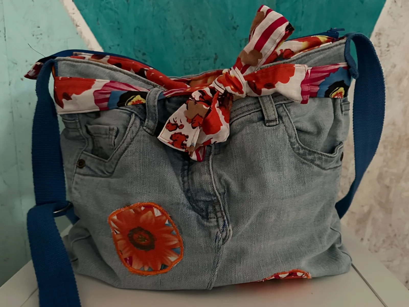 Umhängetasche aus hellblauer Jeans oranger Blumenapplikation – Bild 6