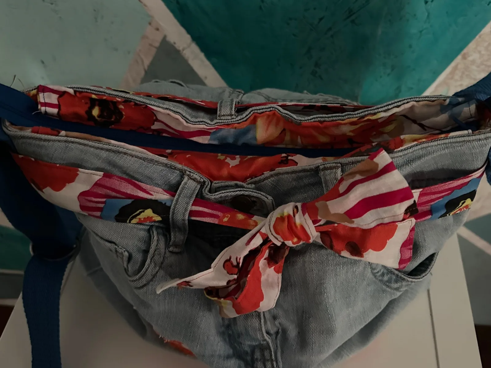 Umhängetasche aus hellblauer Jeans oranger Blumenapplikation – Bild 3