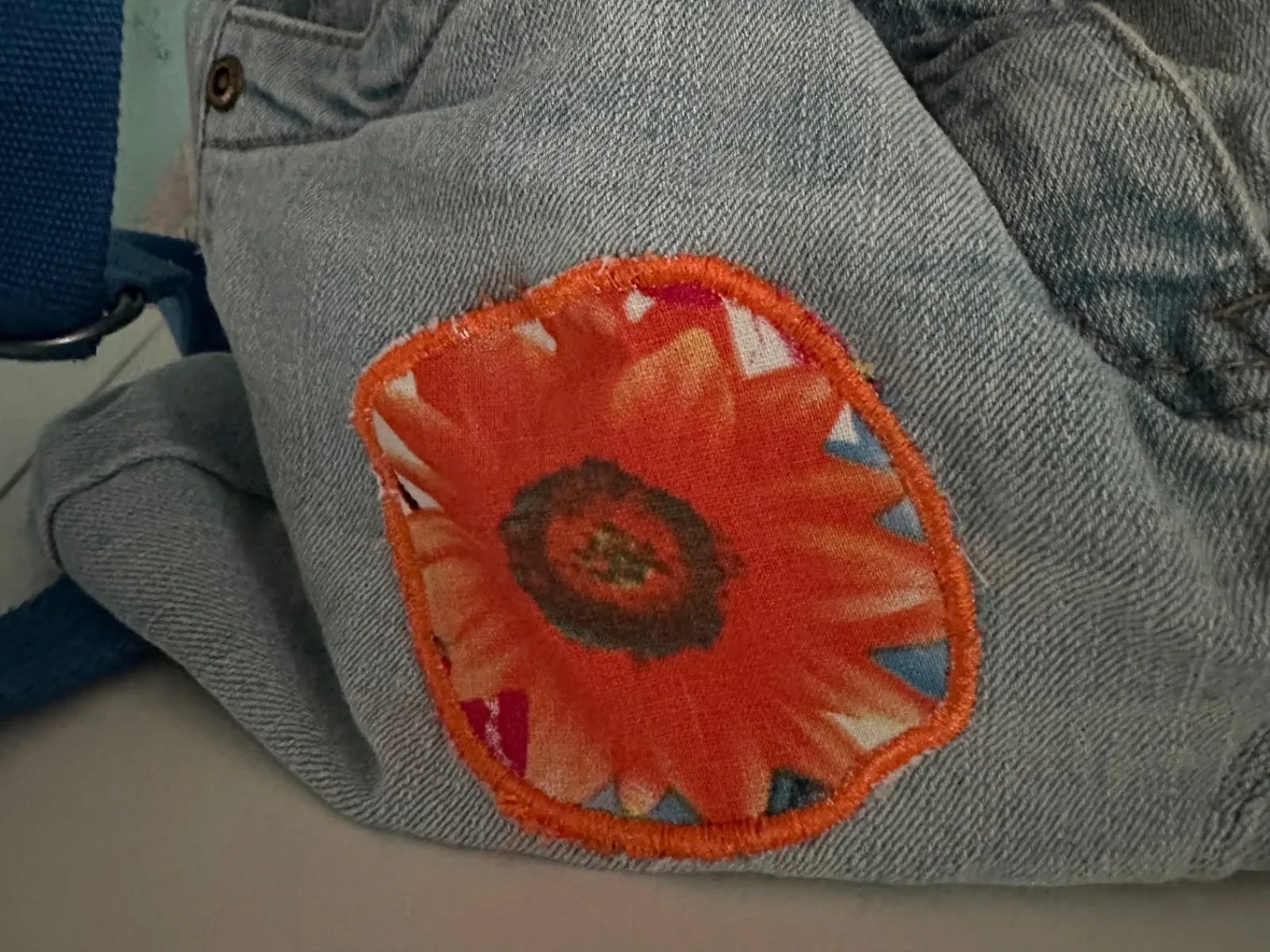 Umhängetasche aus hellblauer Jeans oranger Blumenapplikation – Bild 5