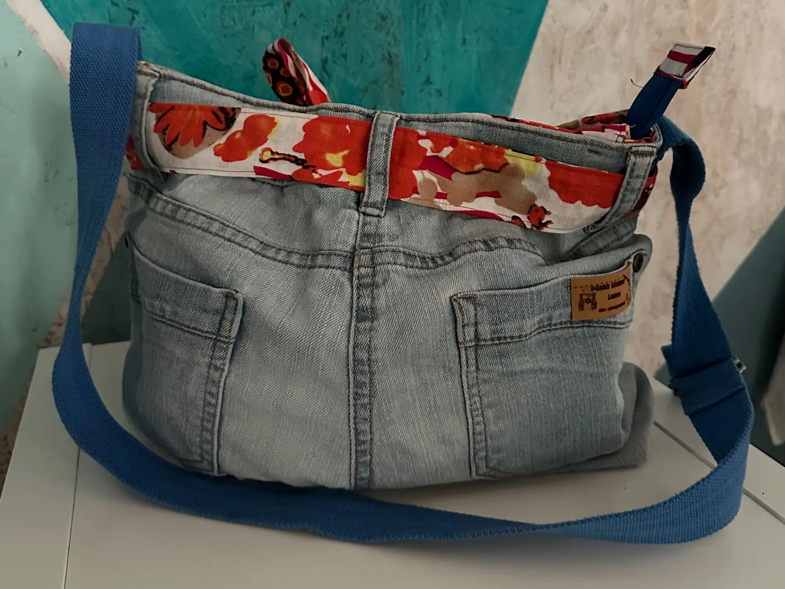 Umhängetasche aus hellblauer Jeans oranger Blumenapplikation – Bild 2