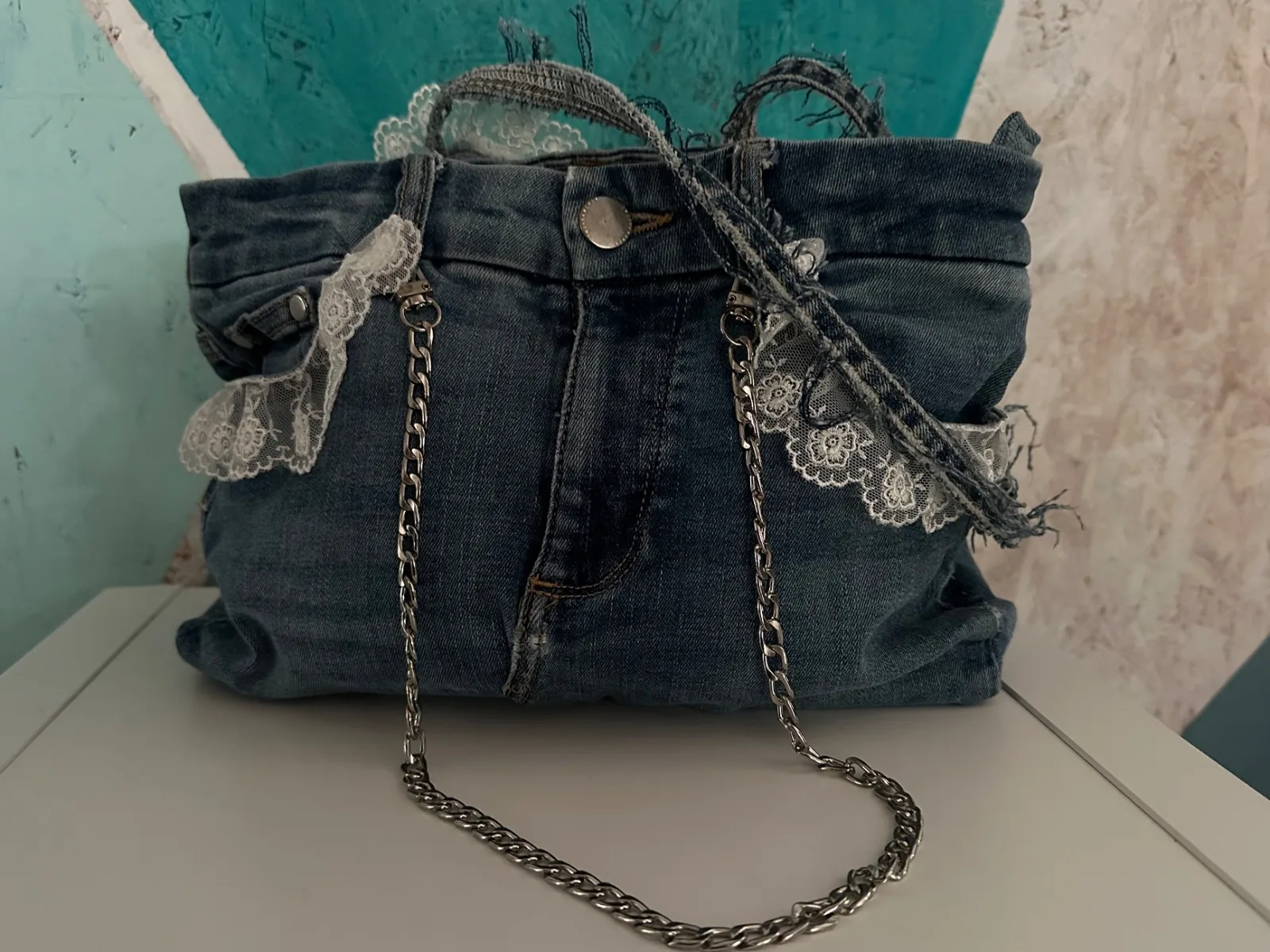 Verspielte Handtasche aus blauer Jeans mit Spitzenbesatz