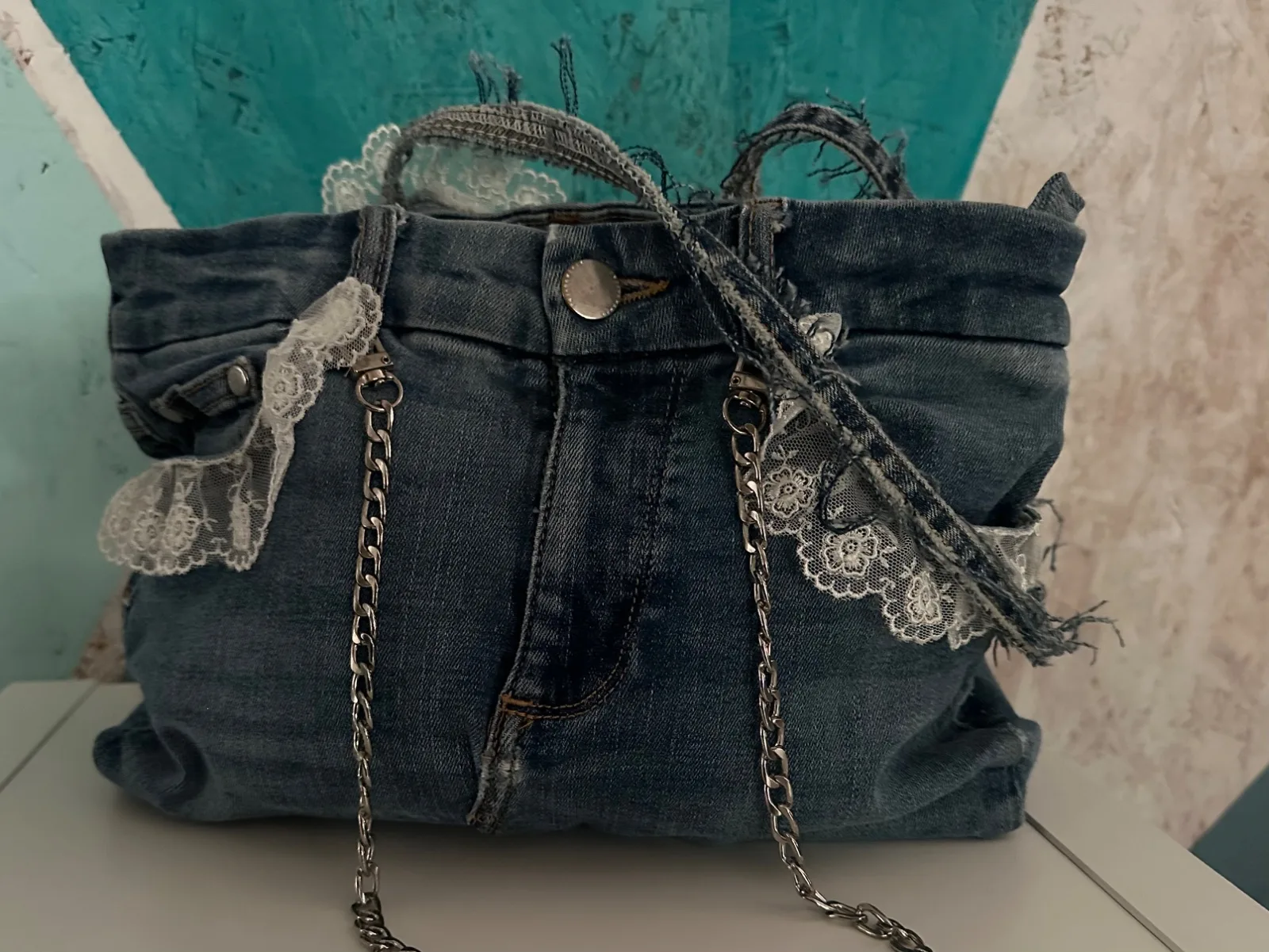 Verspielte Handtasche aus blauer Jeans mit Spitzenbesatz – Bild 7