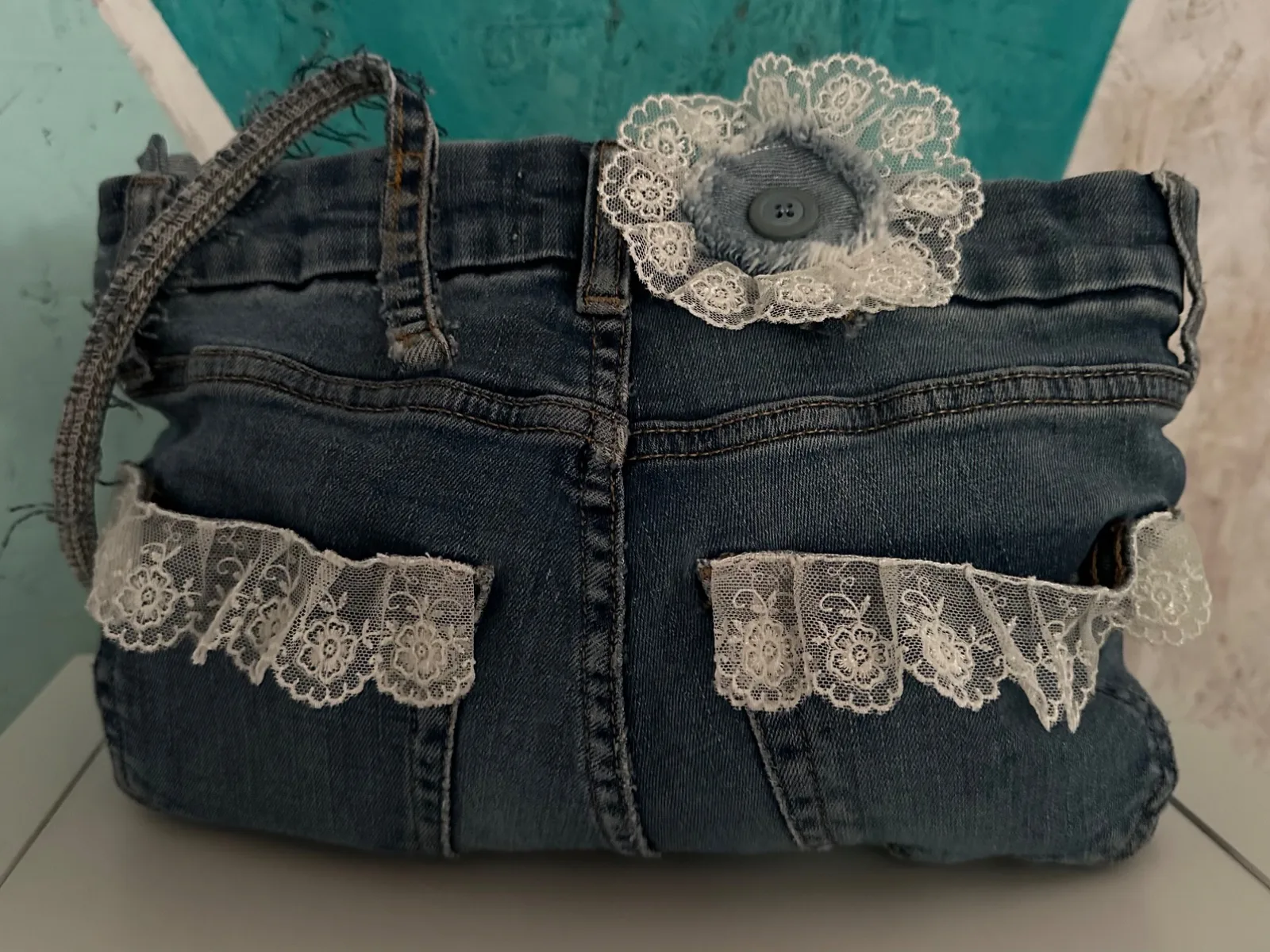 Verspielte Handtasche aus blauer Jeans mit Spitzenbesatz – Bild 2