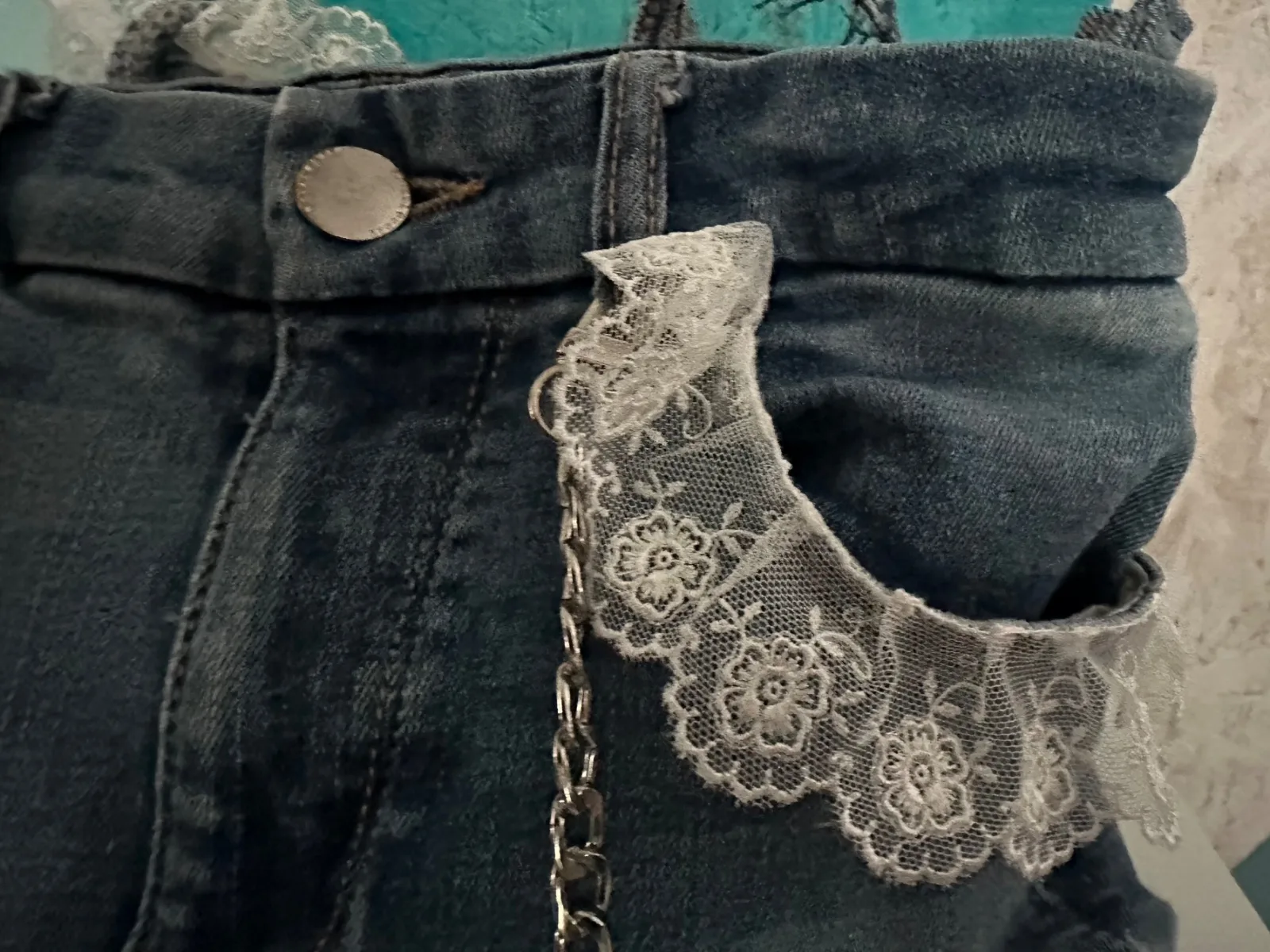 Verspielte Handtasche aus blauer Jeans mit Spitzenbesatz – Bild 3