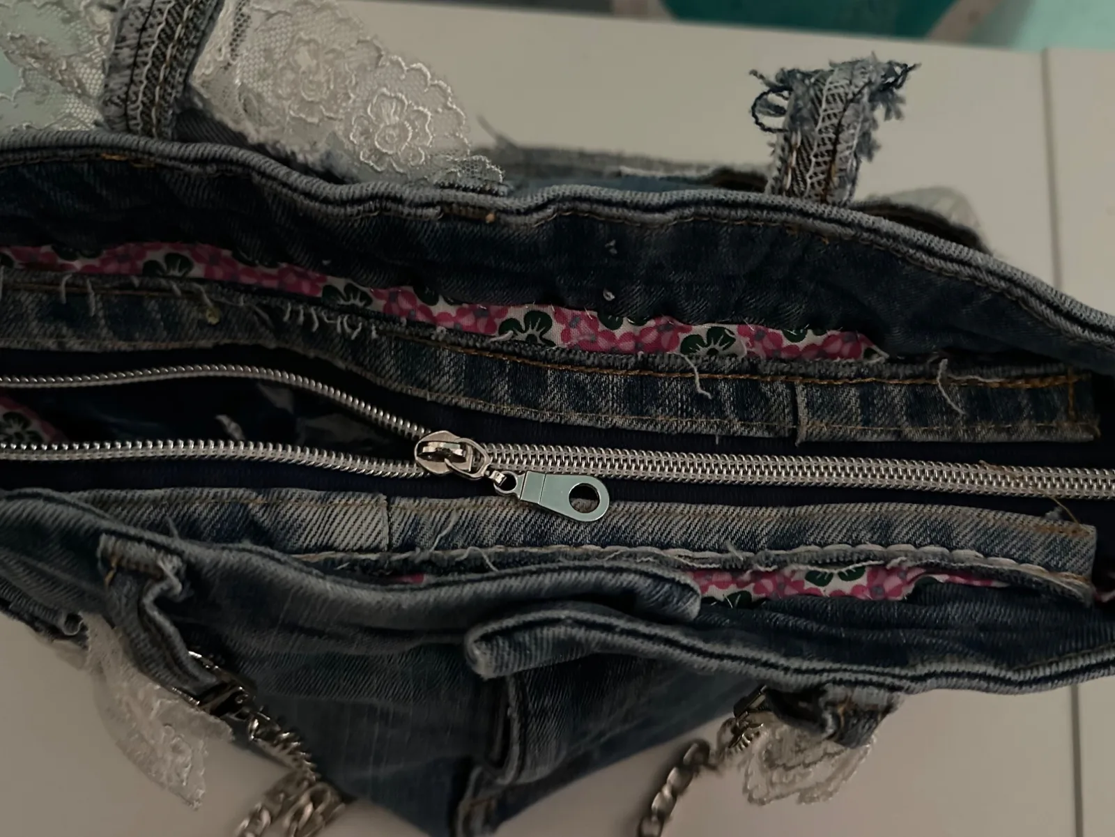 Verspielte Handtasche aus blauer Jeans mit Spitzenbesatz – Bild 6