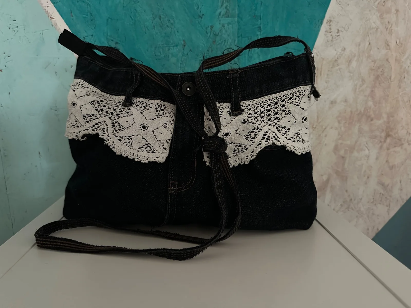 Verspielte Umhängetasche aus schwarzer Jeans mit Spitze und Herrenhemd