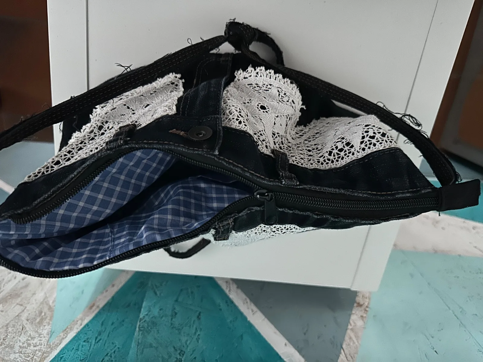 Verspielte Umhängetasche aus schwarzer Jeans mit Spitze und Herrenhemd – Bild 5