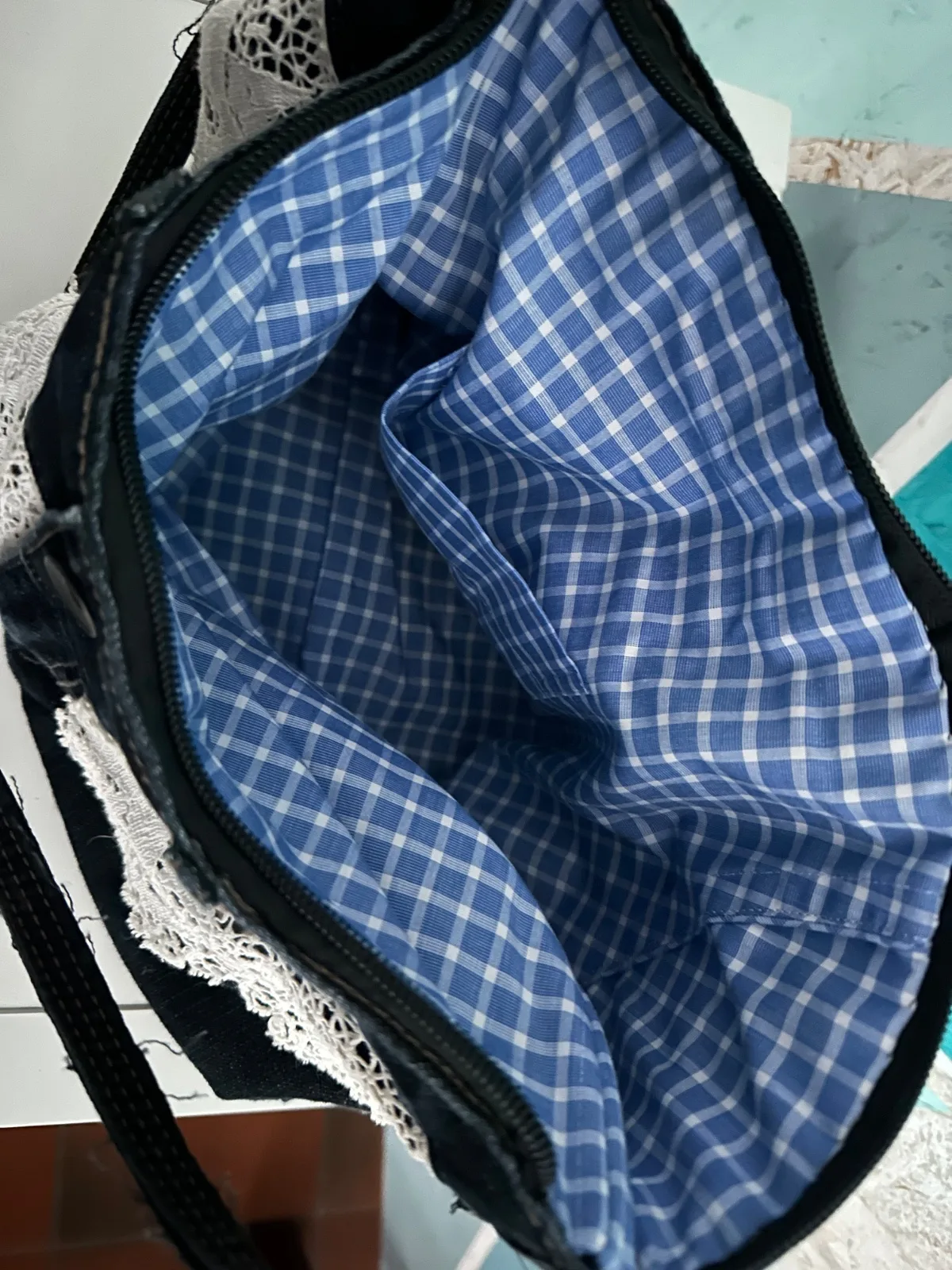 Verspielte Umhängetasche aus schwarzer Jeans mit Spitze und Herrenhemd – Bild 4
