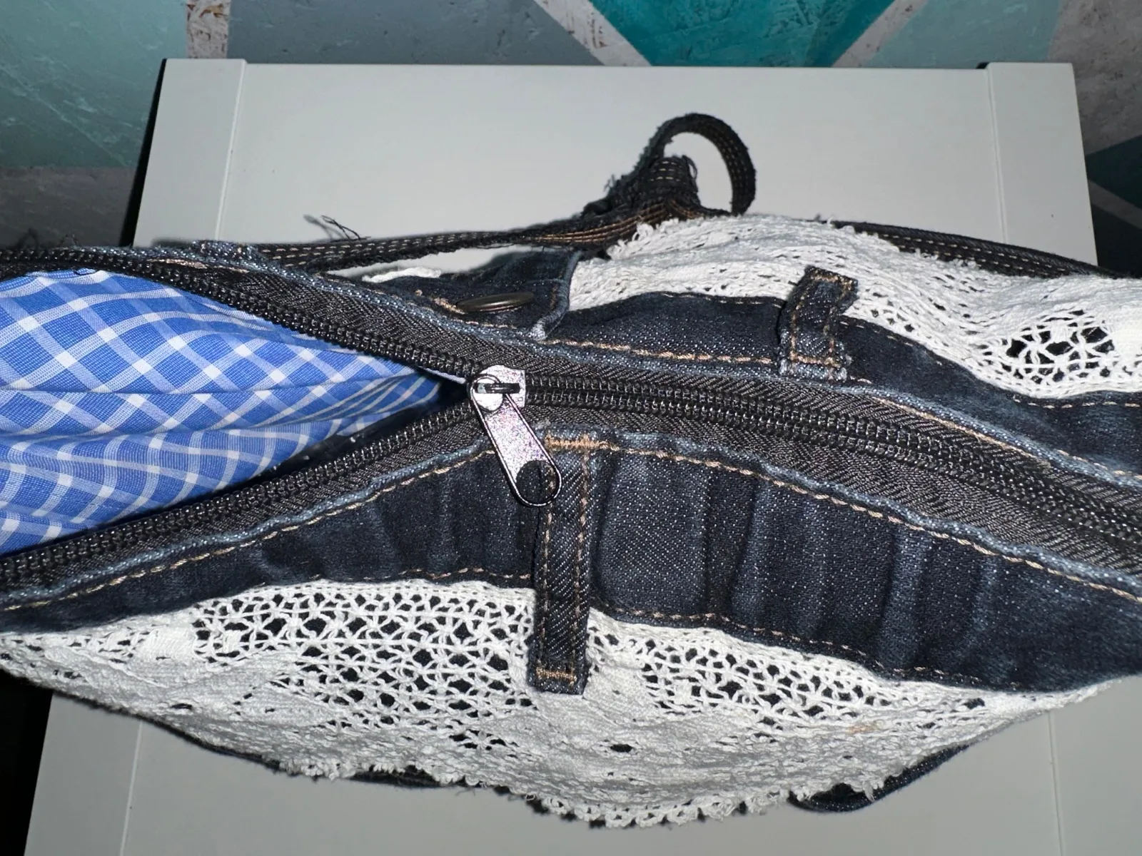 Verspielte Umhängetasche aus schwarzer Jeans mit Spitze und Herrenhemd – Bild 3