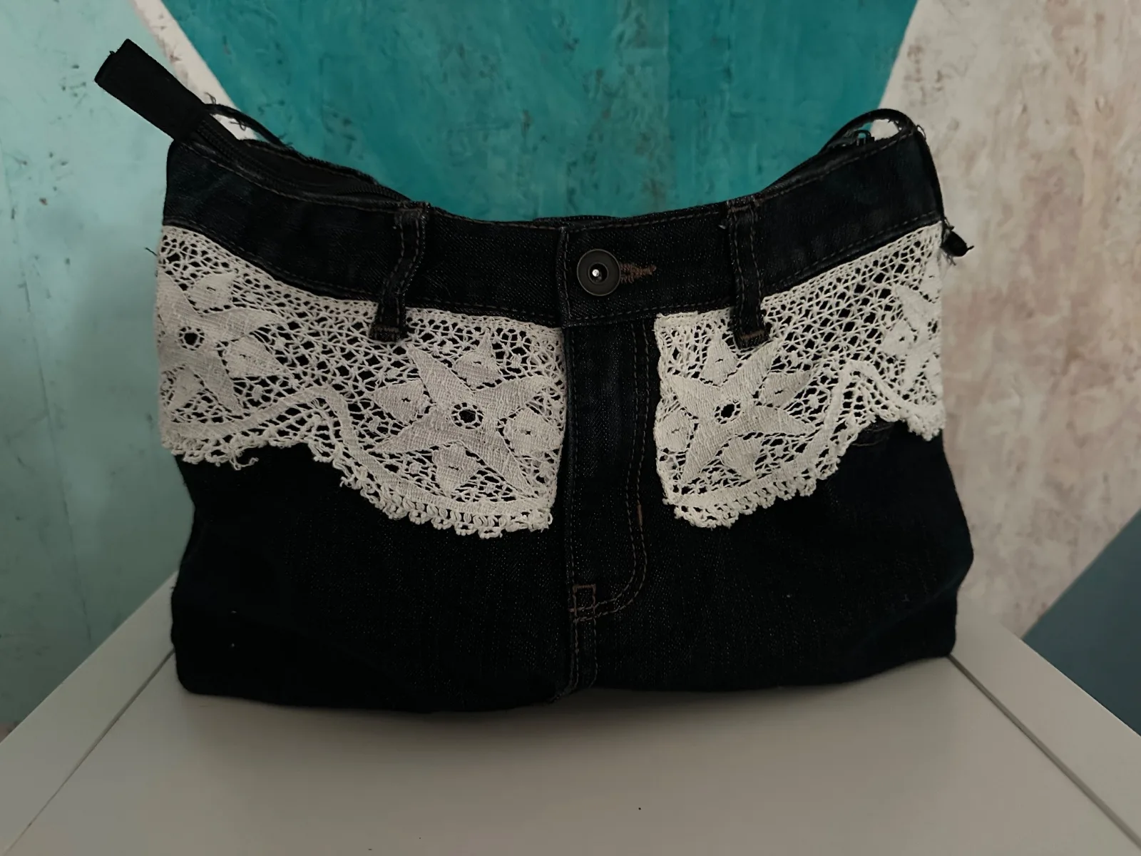 Verspielte Umhängetasche aus schwarzer Jeans mit Spitze und Herrenhemd – Bild 2