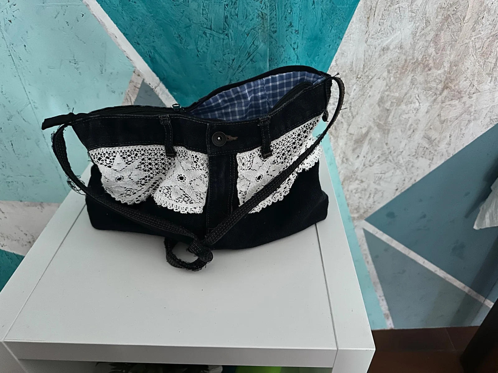 Verspielte Umhängetasche aus schwarzer Jeans mit Spitze und Herrenhemd – Bild 6