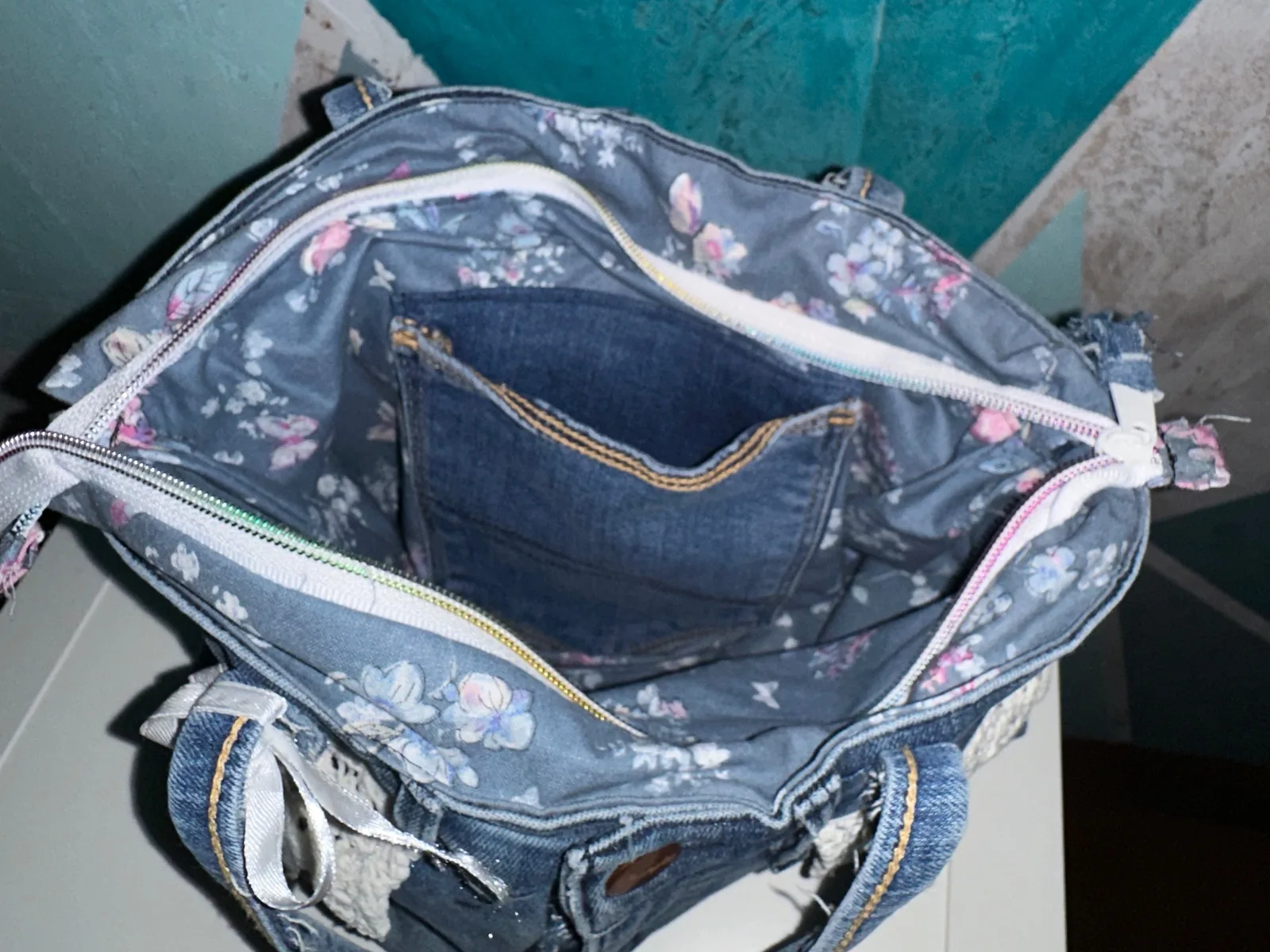 Verspielte Handtasche aus blauer Jeans mit gehäkelter Spitze – Bild 6
