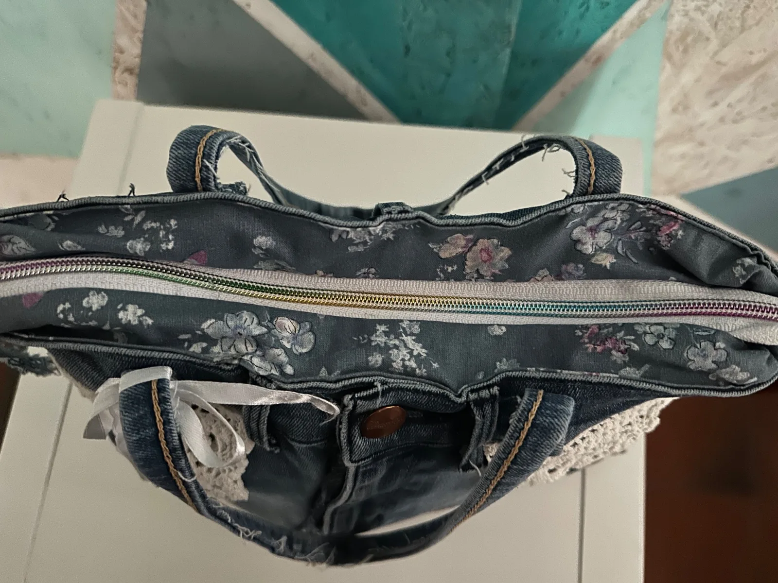 Verspielte Handtasche aus blauer Jeans mit gehäkelter Spitze – Bild 8