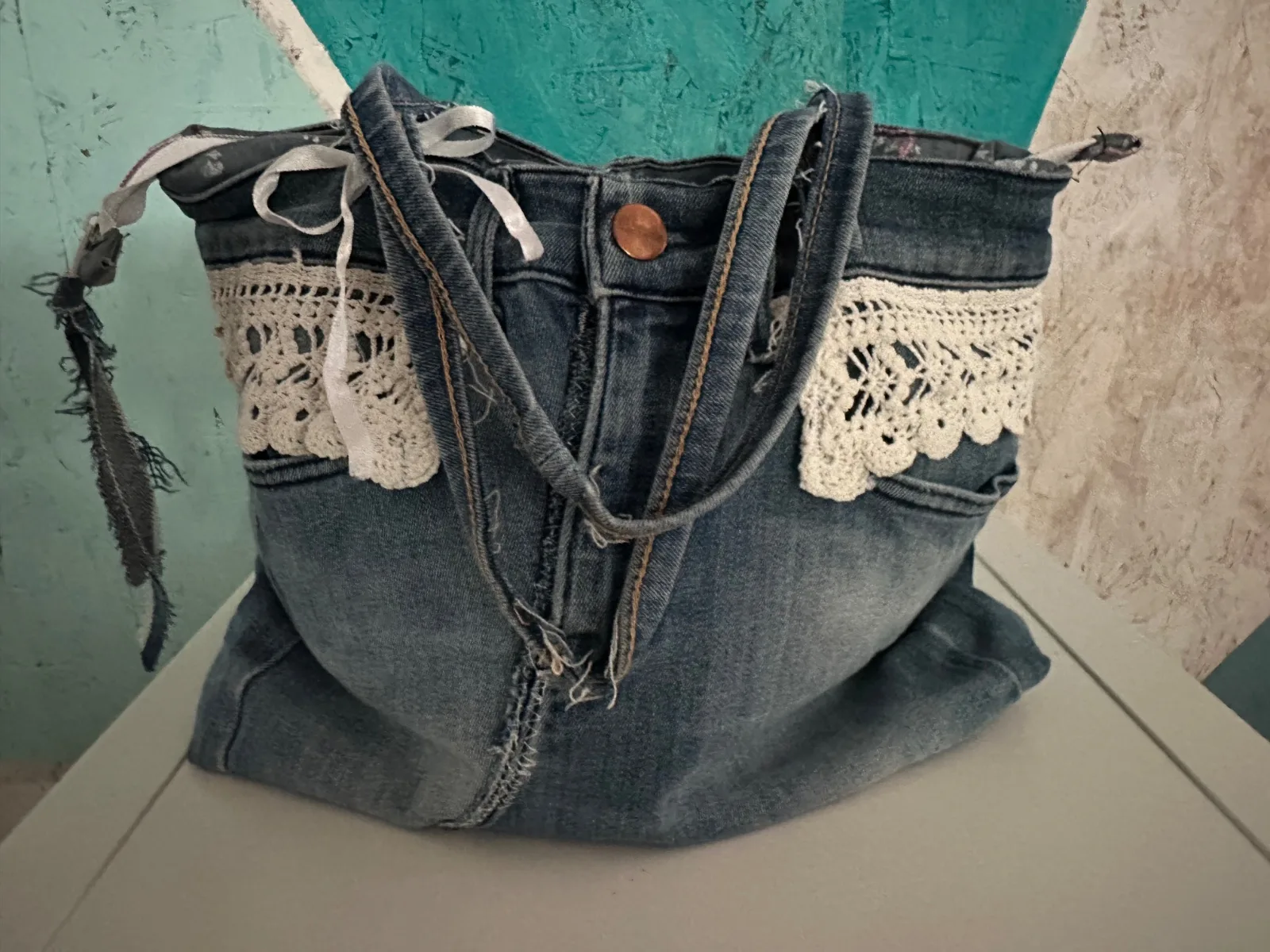 Verspielte Handtasche aus blauer Jeans mit gehäkelter Spitze