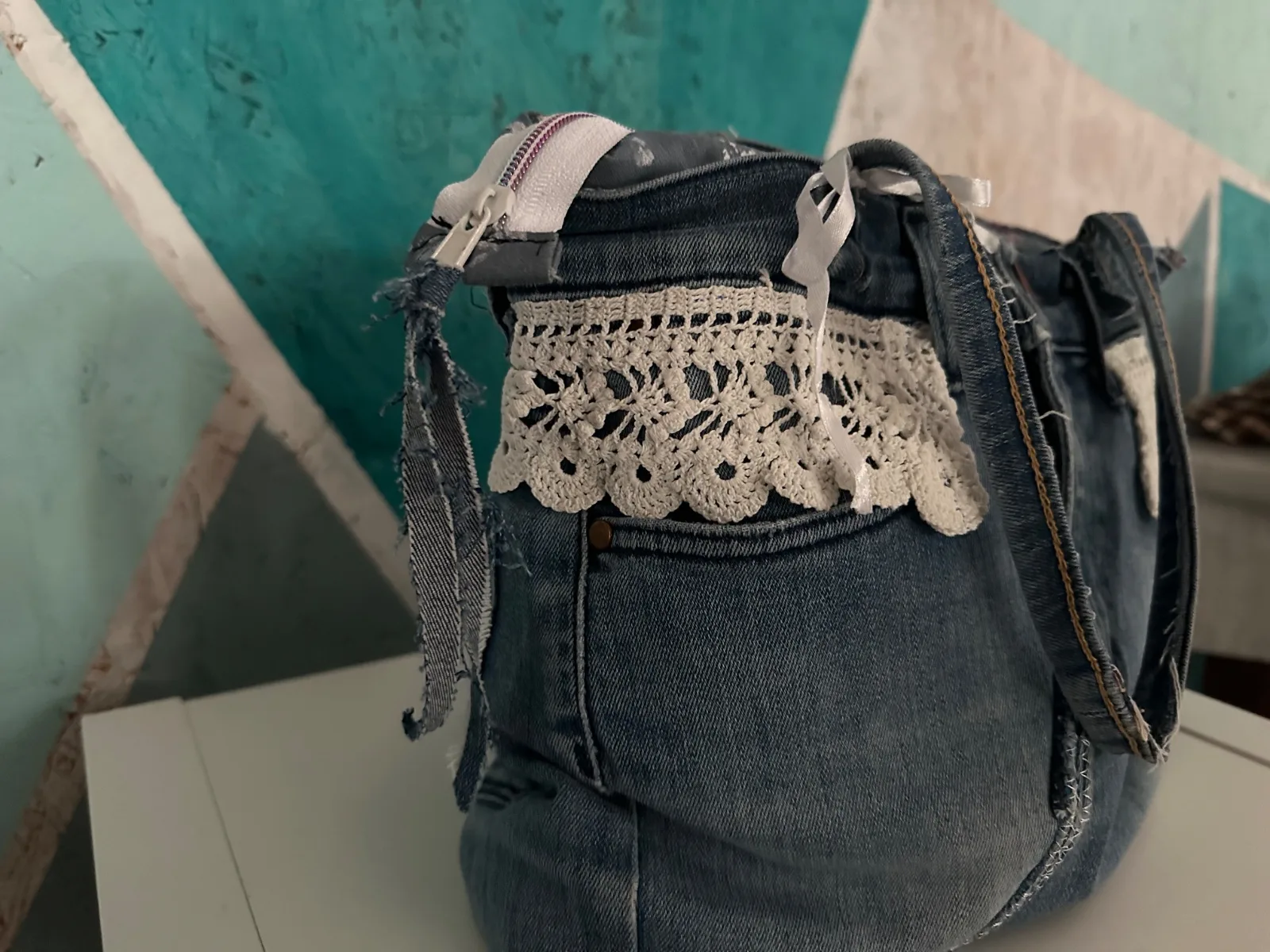 Verspielte Handtasche aus blauer Jeans mit gehäkelter Spitze – Bild 3