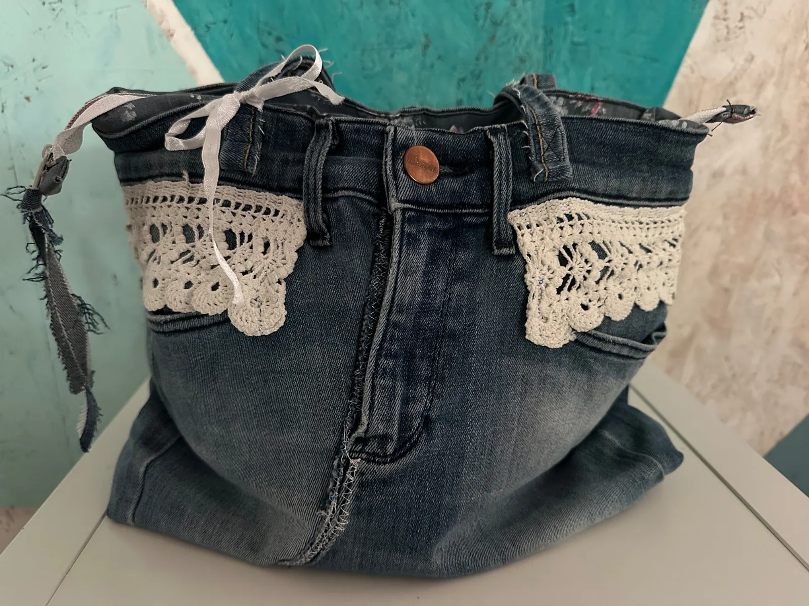 Verspielte Handtasche aus blauer Jeans mit gehäkelter Spitze – Bild 4