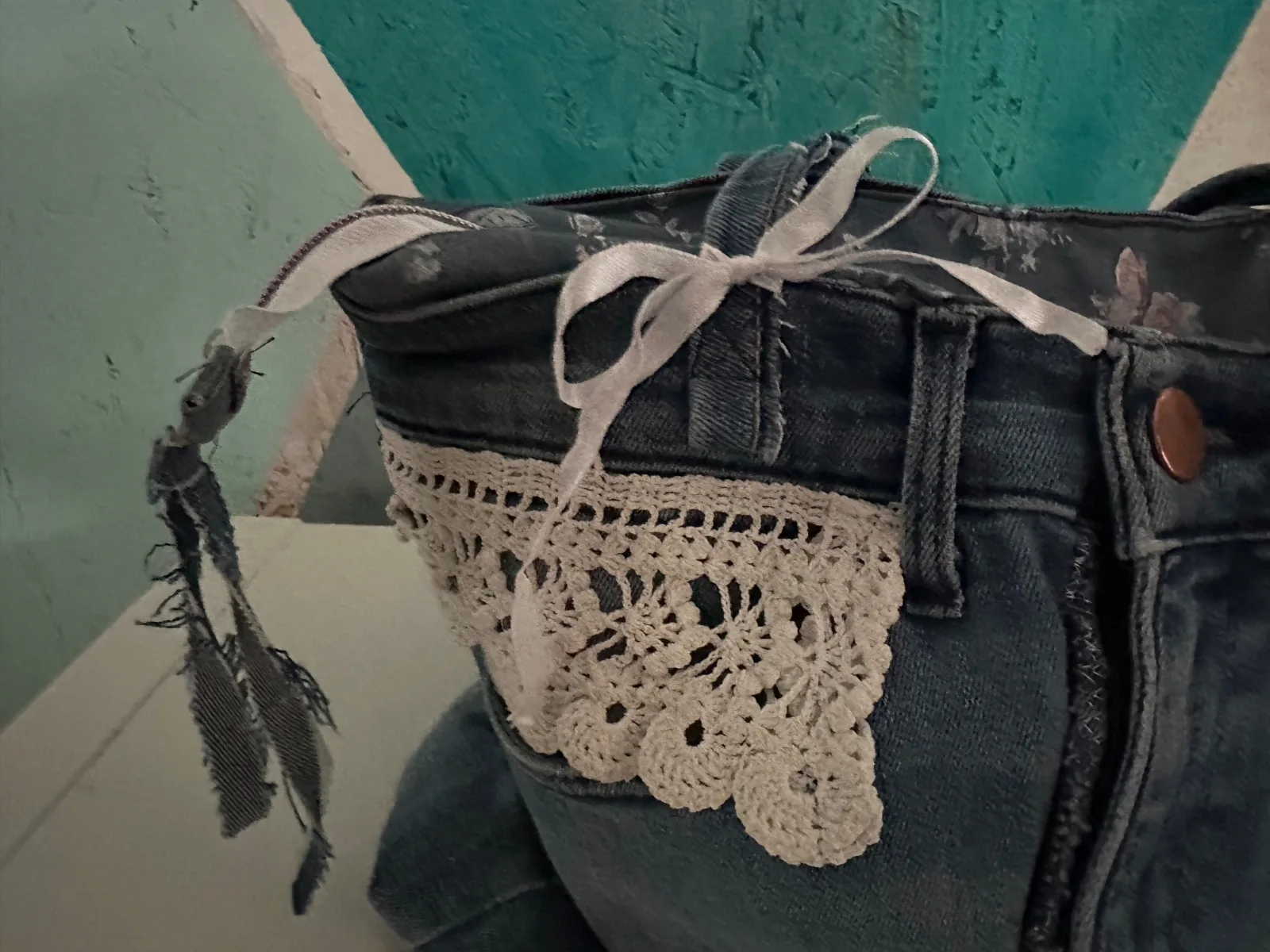 Verspielte Handtasche aus blauer Jeans mit gehäkelter Spitze – Bild 5