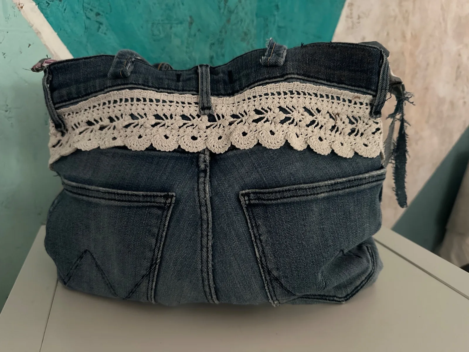 Verspielte Handtasche aus blauer Jeans mit gehäkelter Spitze – Bild 2