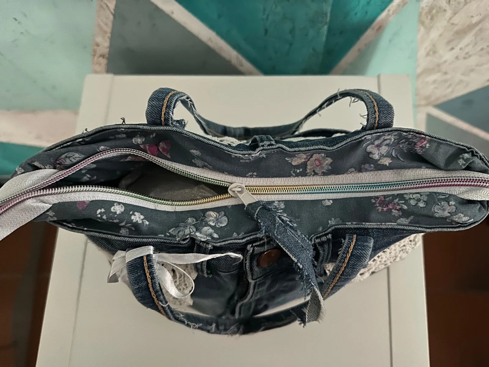 Verspielte Handtasche aus blauer Jeans mit gehäkelter Spitze – Bild 7