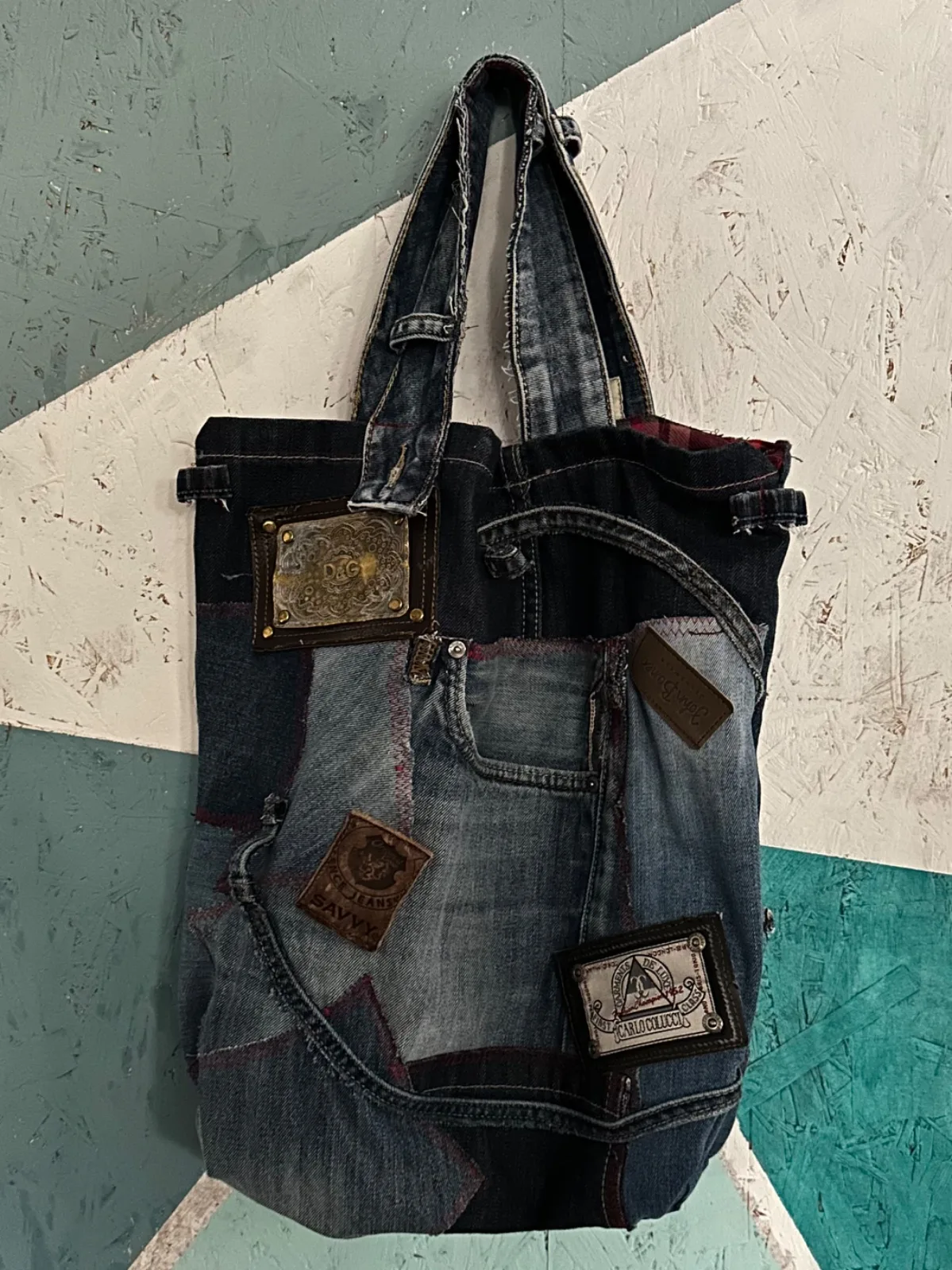 Einkaufstasche aus Jeans, Upcycling Jeanstasche Patchwork mit Henkeln und Labels, Blau – Bild 2