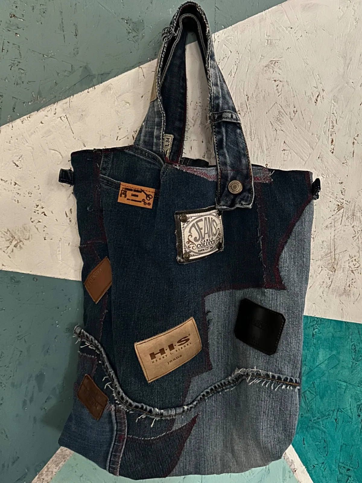 Einkaufstasche aus Jeans, Upcycling Jeanstasche Patchwork mit Henkeln und Labels, Blau