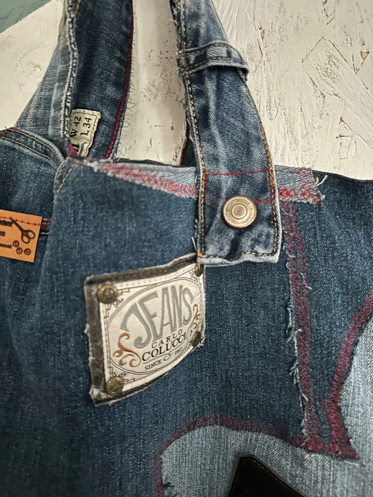 Einkaufstasche aus Jeans, Upcycling Jeanstasche Patchwork mit Henkeln und Labels, Blau – Bild 4