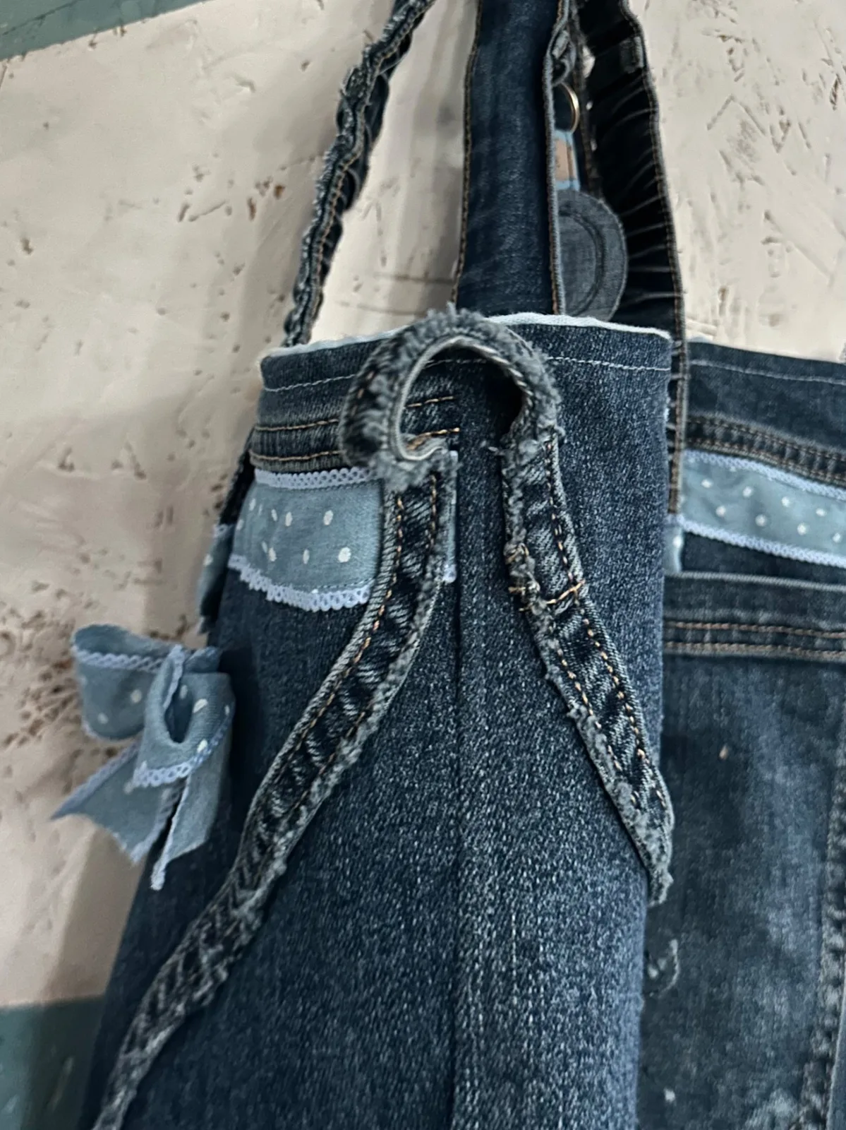 Einkaufstasche aus Jeans, Upcycling Jeanstasche Patchwork mit Henkeln und blauem Zierband, Unikat – Bild 6