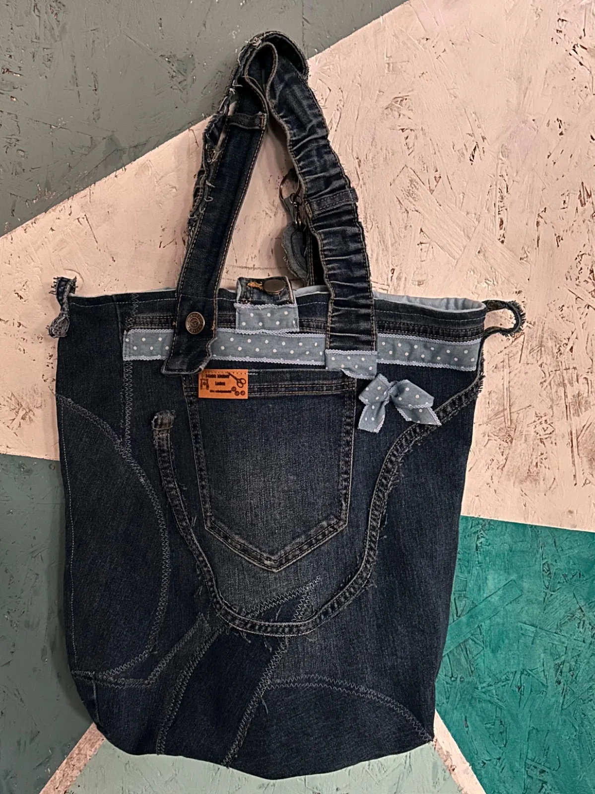 Einkaufstasche aus Jeans, Upcycling Jeanstasche Patchwork mit Henkeln und blauem Zierband, Unikat – Bild 2