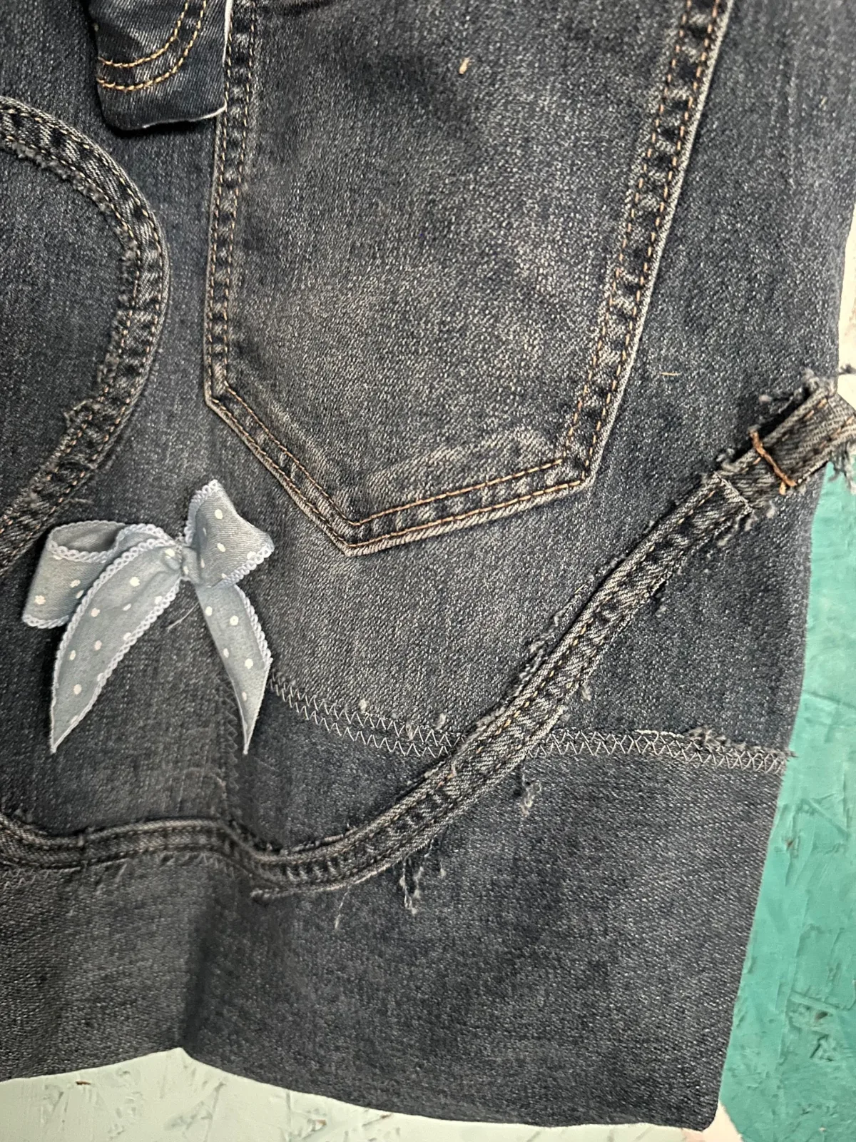 Einkaufstasche aus Jeans, Upcycling Jeanstasche Patchwork mit Henkeln und blauem Zierband, Unikat – Bild 5