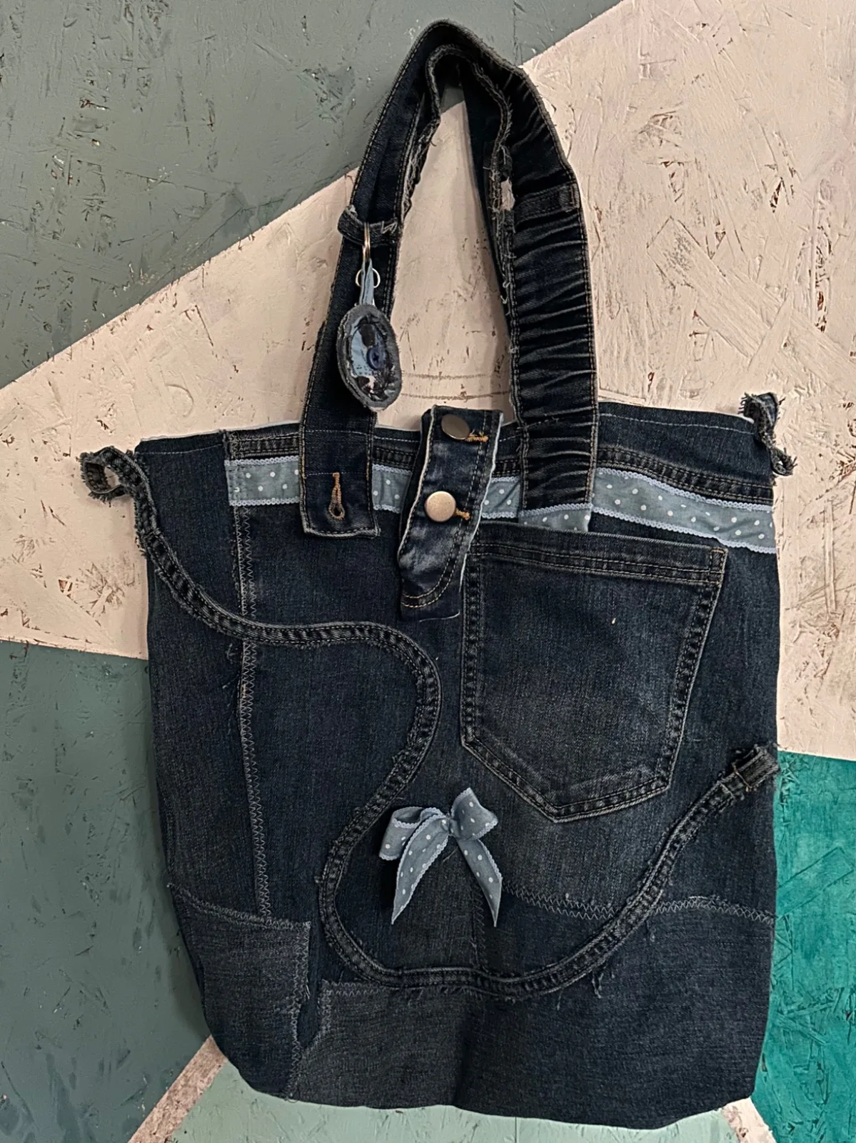 Einkaufstasche aus Jeans, Upcycling Jeanstasche Patchwork mit Henkeln und blauem Zierband, Unikat
