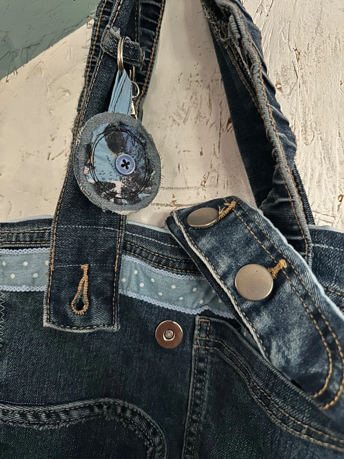 Einkaufstasche aus Jeans, Upcycling Jeanstasche Patchwork mit Henkeln und blauem Zierband, Unikat – Bild 4