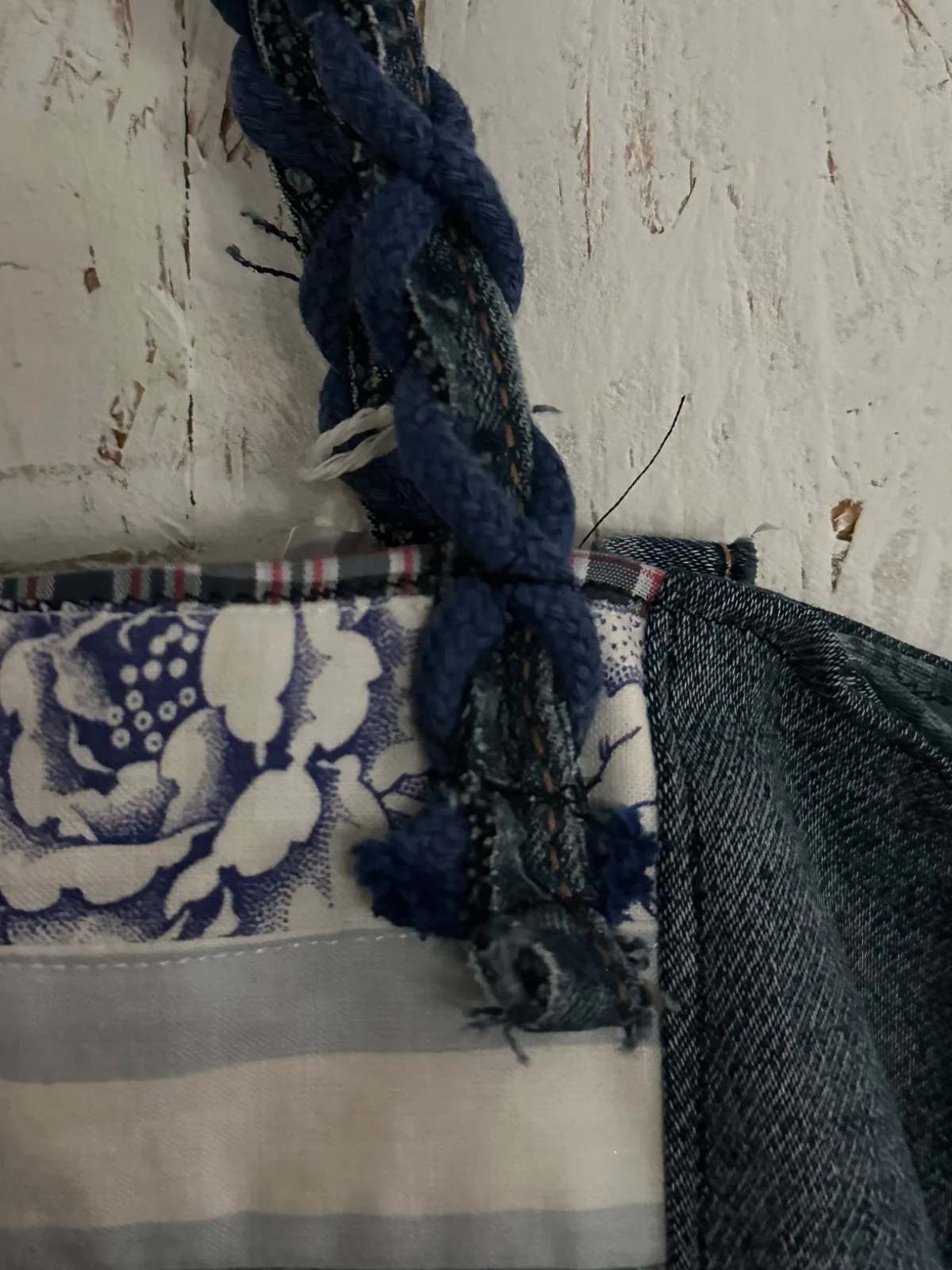 Einkaufstasche aus Jeans, Upcycling Jeanstasche Patchwork mit geflochtenen Henkeln, Unikat – Bild 4