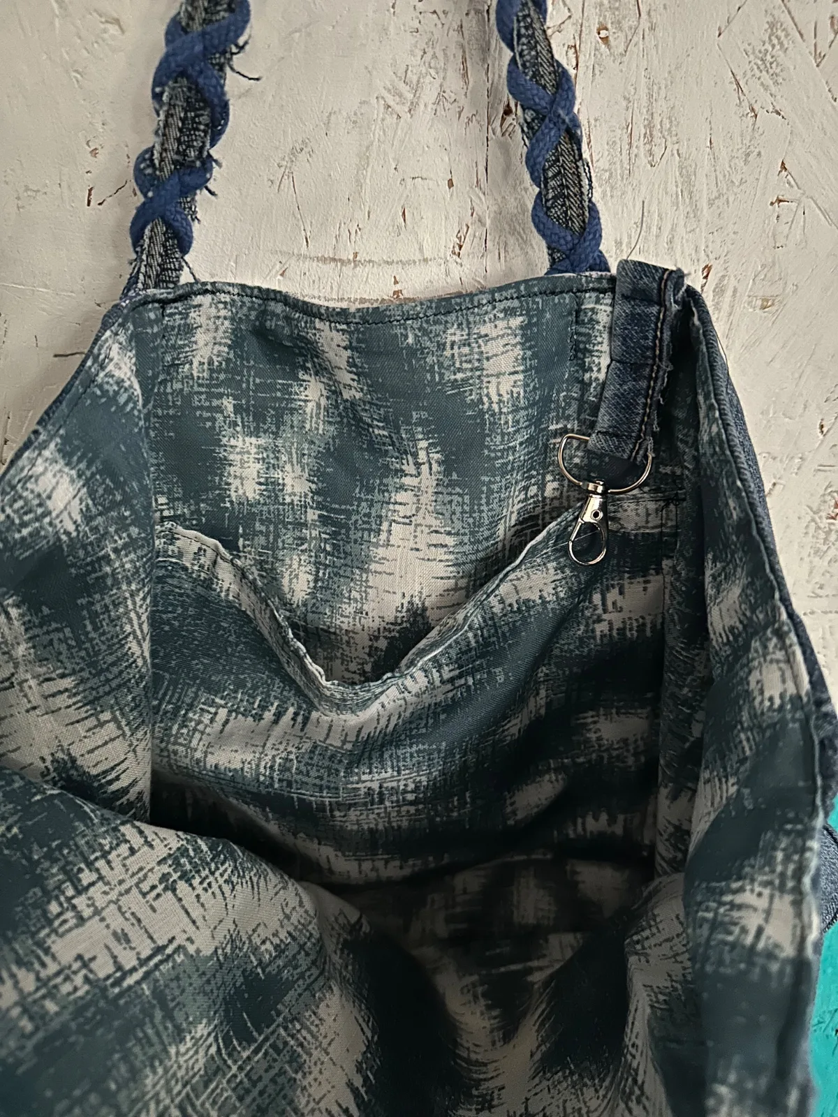 Einkaufstasche aus Jeans, Upcycling Jeanstasche Patchwork mit geflochtenen Henkeln, Unikat – Bild 3