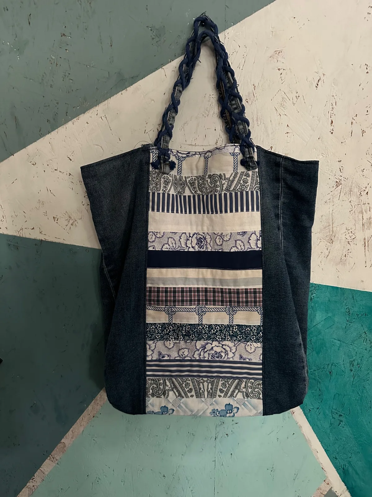Einkaufstasche aus Jeans, Upcycling Jeanstasche Patchwork mit geflochtenen Henkeln, Unikat
