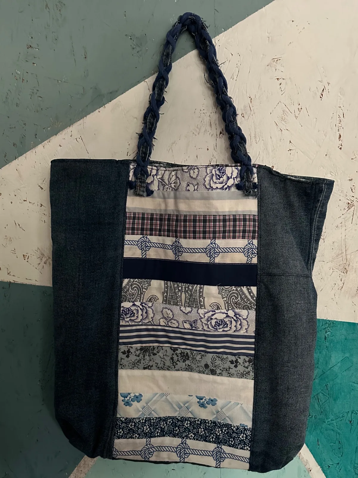 Einkaufstasche aus Jeans, Upcycling Jeanstasche Patchwork mit geflochtenen Henkeln, Unikat – Bild 2
