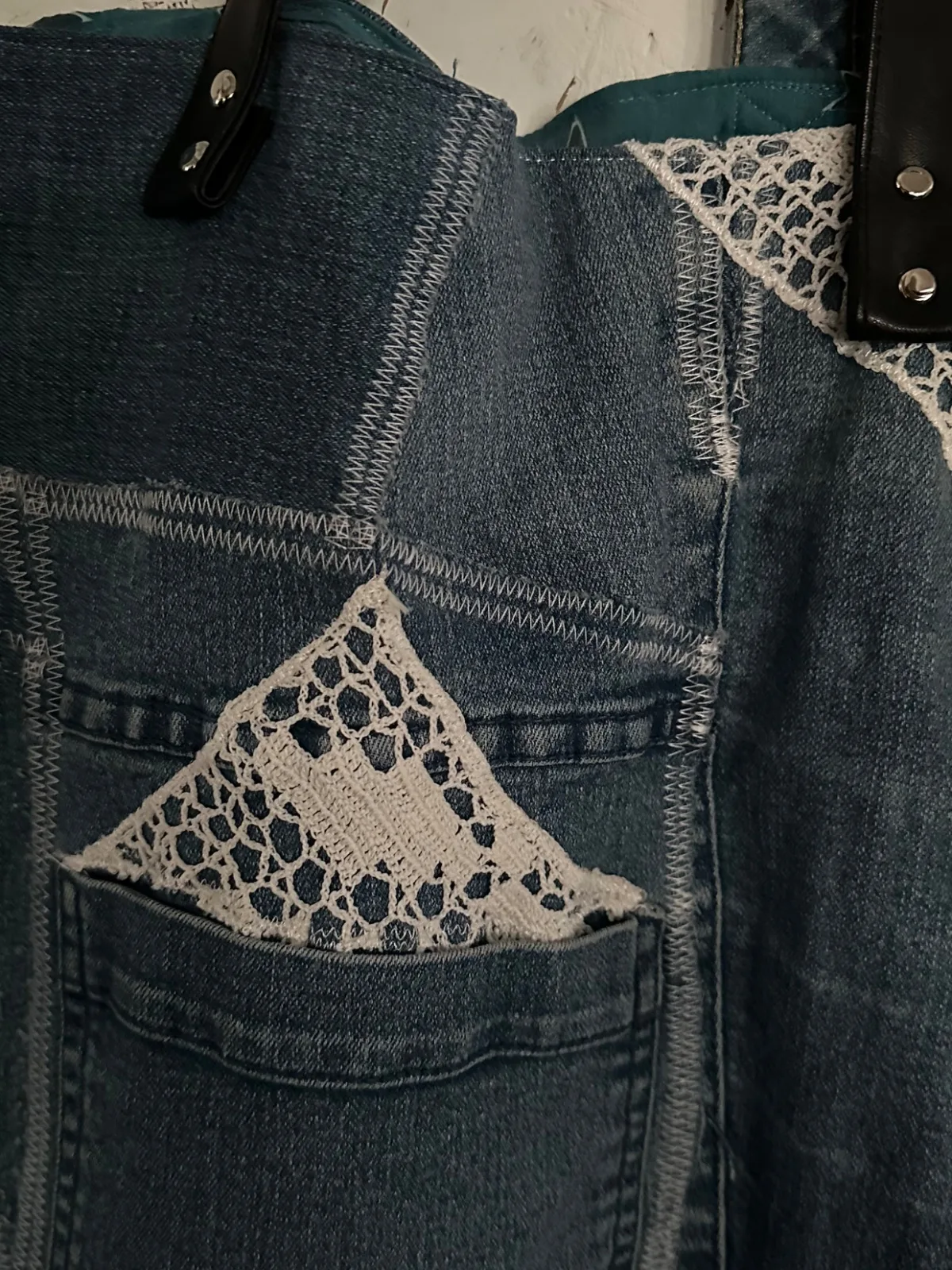 Einkaufstasche aus Jeans, Upcycling Jeanstasche mit langen Henkeln und Spitzenbordüre – Bild 3