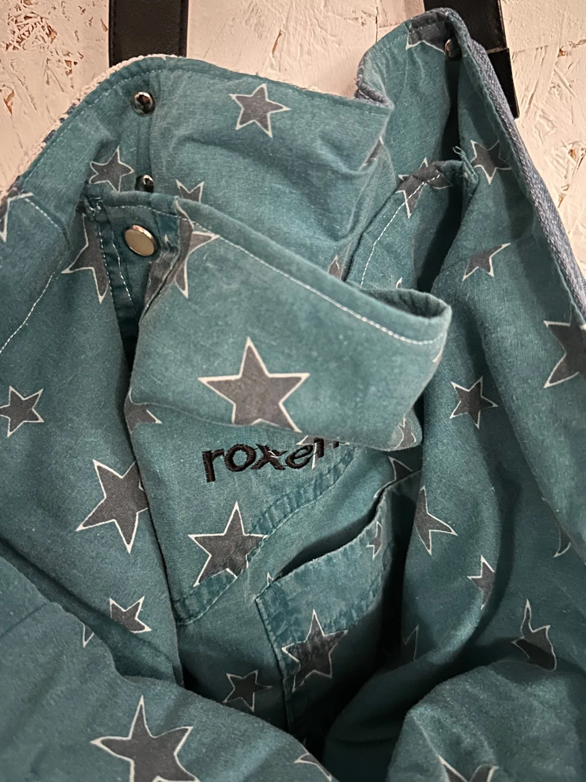 Einkaufstasche aus Jeans, Upcycling Jeanstasche mit langen Henkeln und Spitzenbordüre – Bild 7