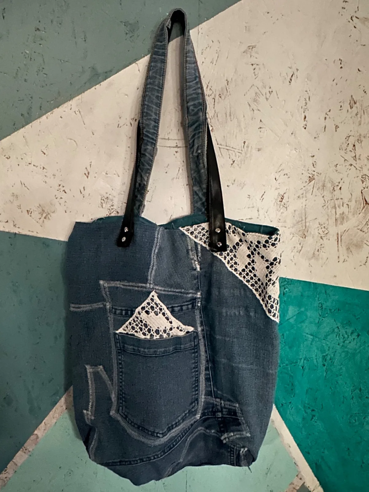 Einkaufstasche aus Jeans, Upcycling Jeanstasche mit langen Henkeln und Spitzenbordüre – Bild 2