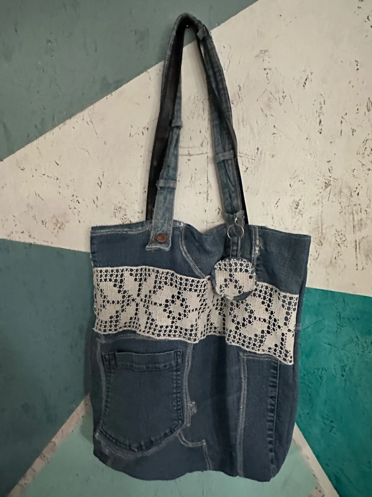 Einkaufstasche aus Jeans, Upcycling Jeanstasche mit langen Henkeln und Spitzenbordüre