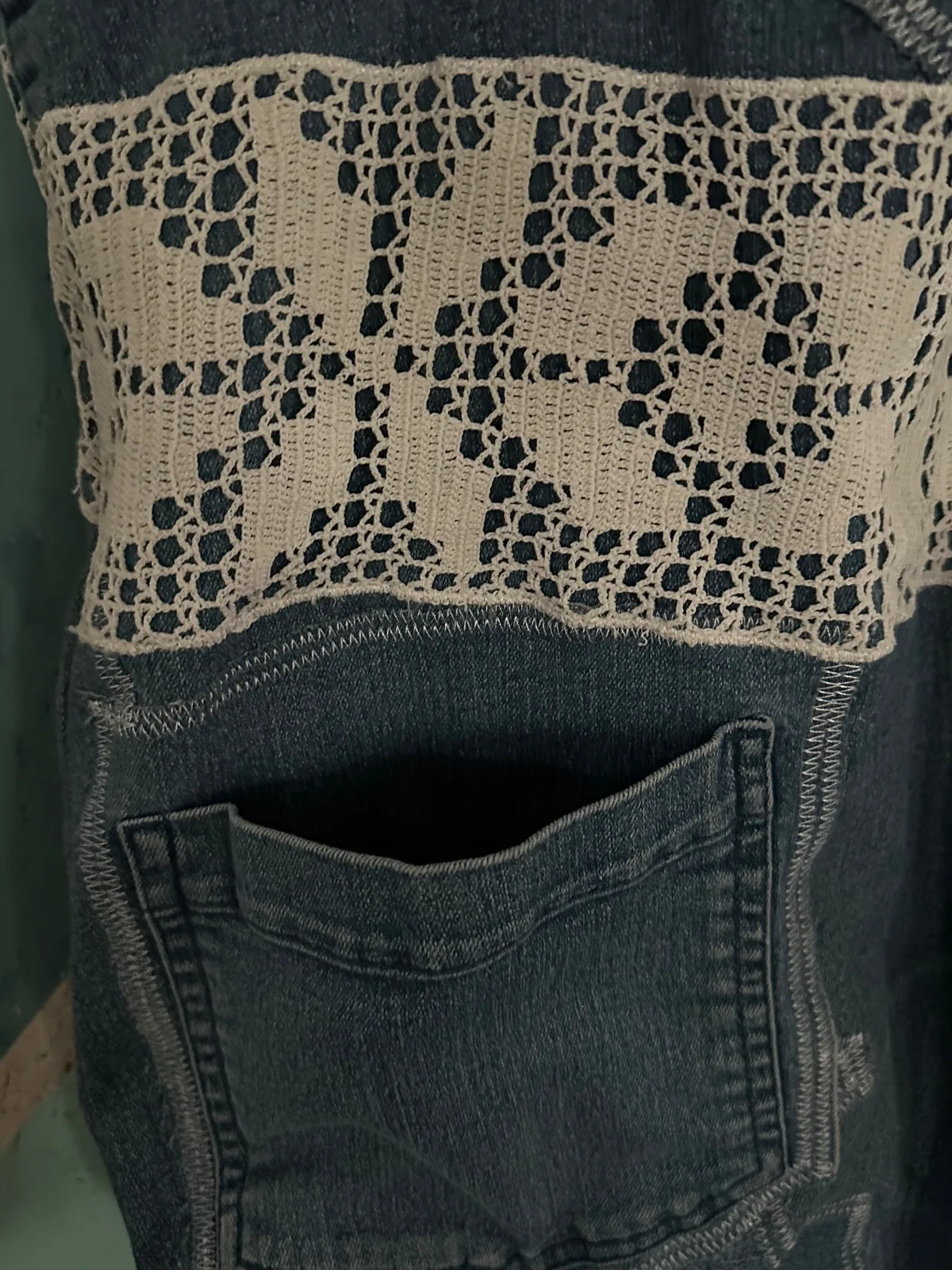 Einkaufstasche aus Jeans, Upcycling Jeanstasche mit langen Henkeln und Spitzenbordüre – Bild 5