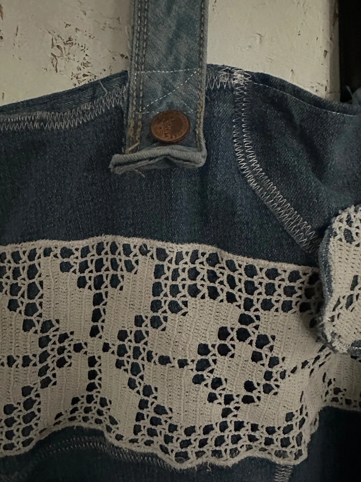 Einkaufstasche aus Jeans, Upcycling Jeanstasche mit langen Henkeln und Spitzenbordüre – Bild 4