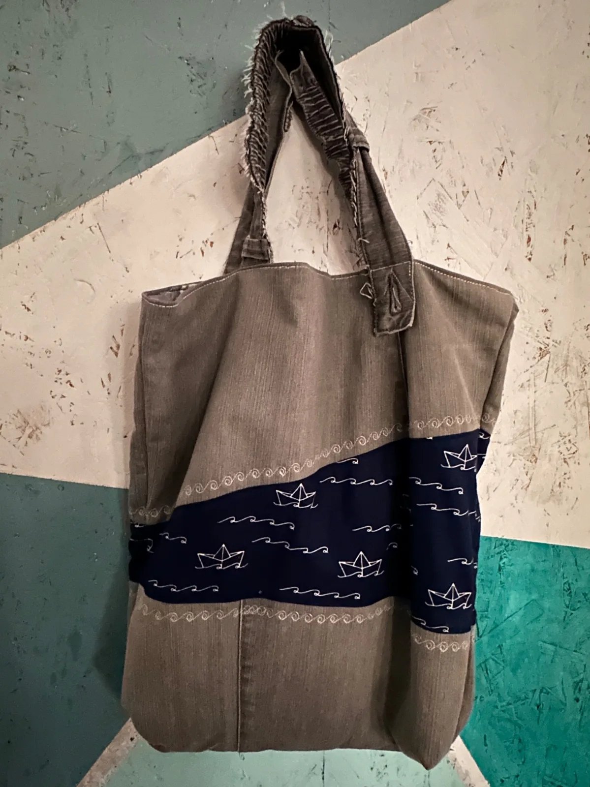 Einkaufstasche aus grauer Jeans, Upcycling Jeanstasche Patchwork mit Henkeln in maritimer Optik, Unikat – Bild 2