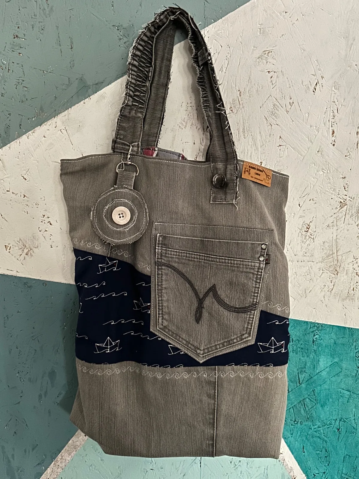 Einkaufstasche aus grauer Jeans, Upcycling Jeanstasche Patchwork mit Henkeln in maritimer Optik, Unikat