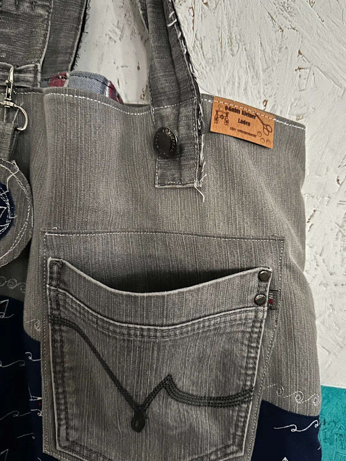 Einkaufstasche aus grauer Jeans, Upcycling Jeanstasche Patchwork mit Henkeln in maritimer Optik, Unikat – Bild 3