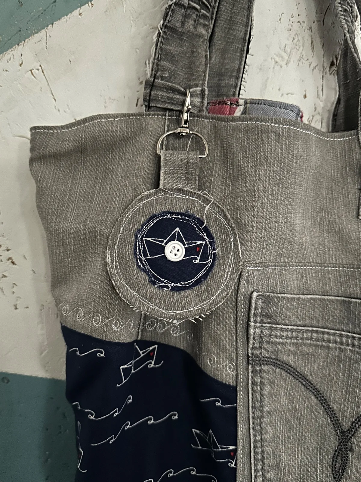 Einkaufstasche aus grauer Jeans, Upcycling Jeanstasche, Patchwork mit maritimen Look, Unikat – Bild 3